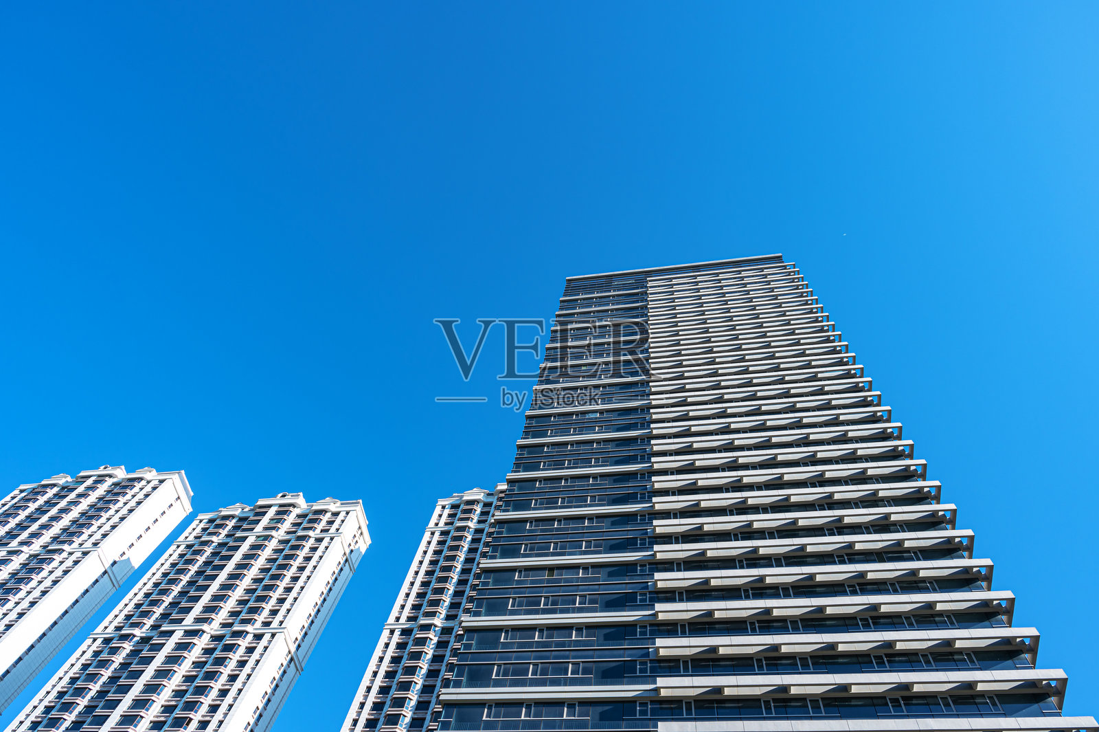 高耸的现代摩天大楼与蓝天相映照片摄影图片