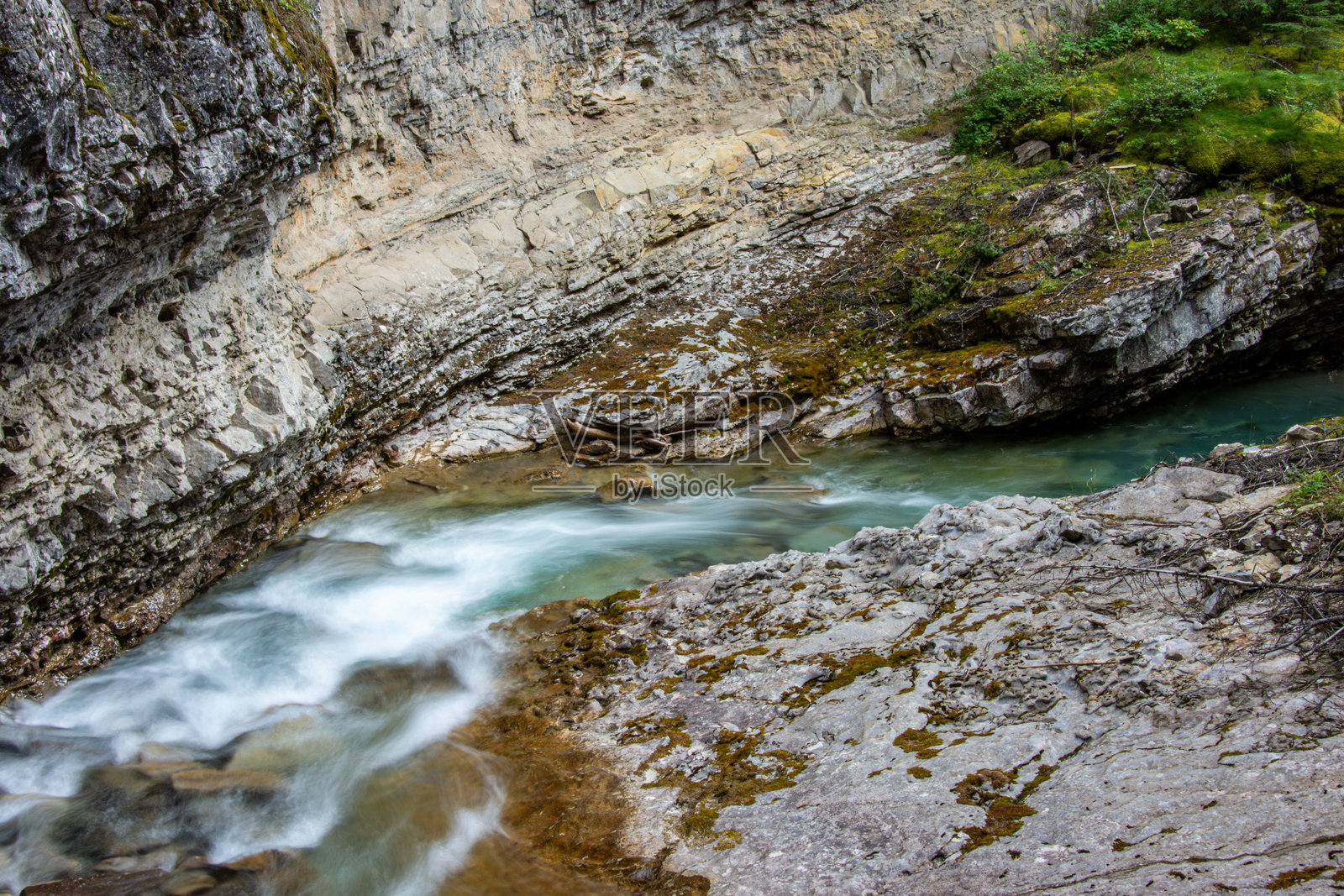 加拿大阿尔伯塔省班夫附近约翰斯顿峡谷的流动河流。照片摄影图片