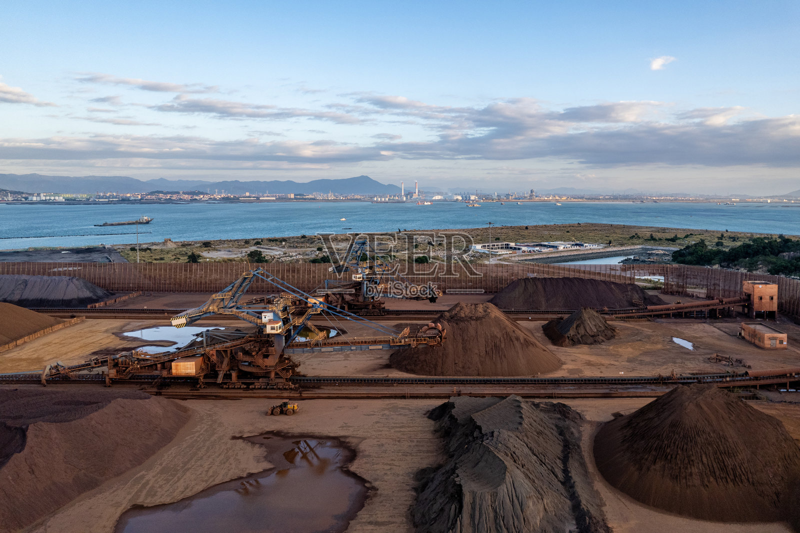 金属矿物港口的鸟瞰图照片摄影图片