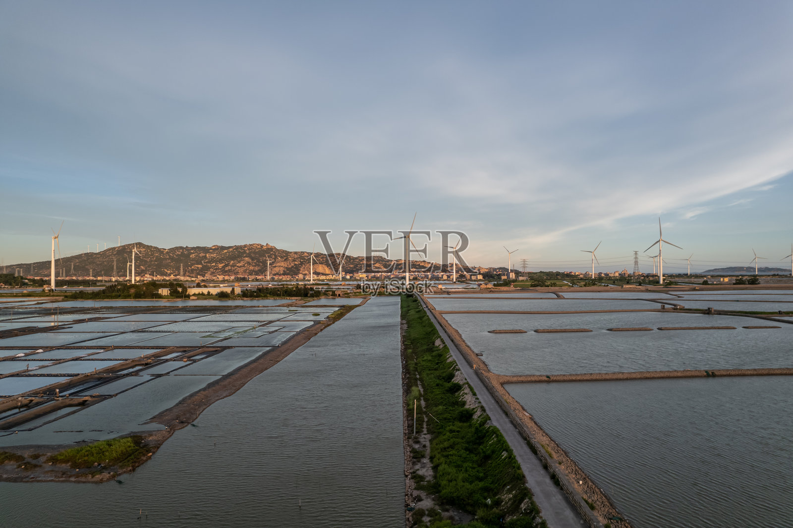 村庄、盐沼和泥滩上的风力涡轮机鸟瞰图照片摄影图片