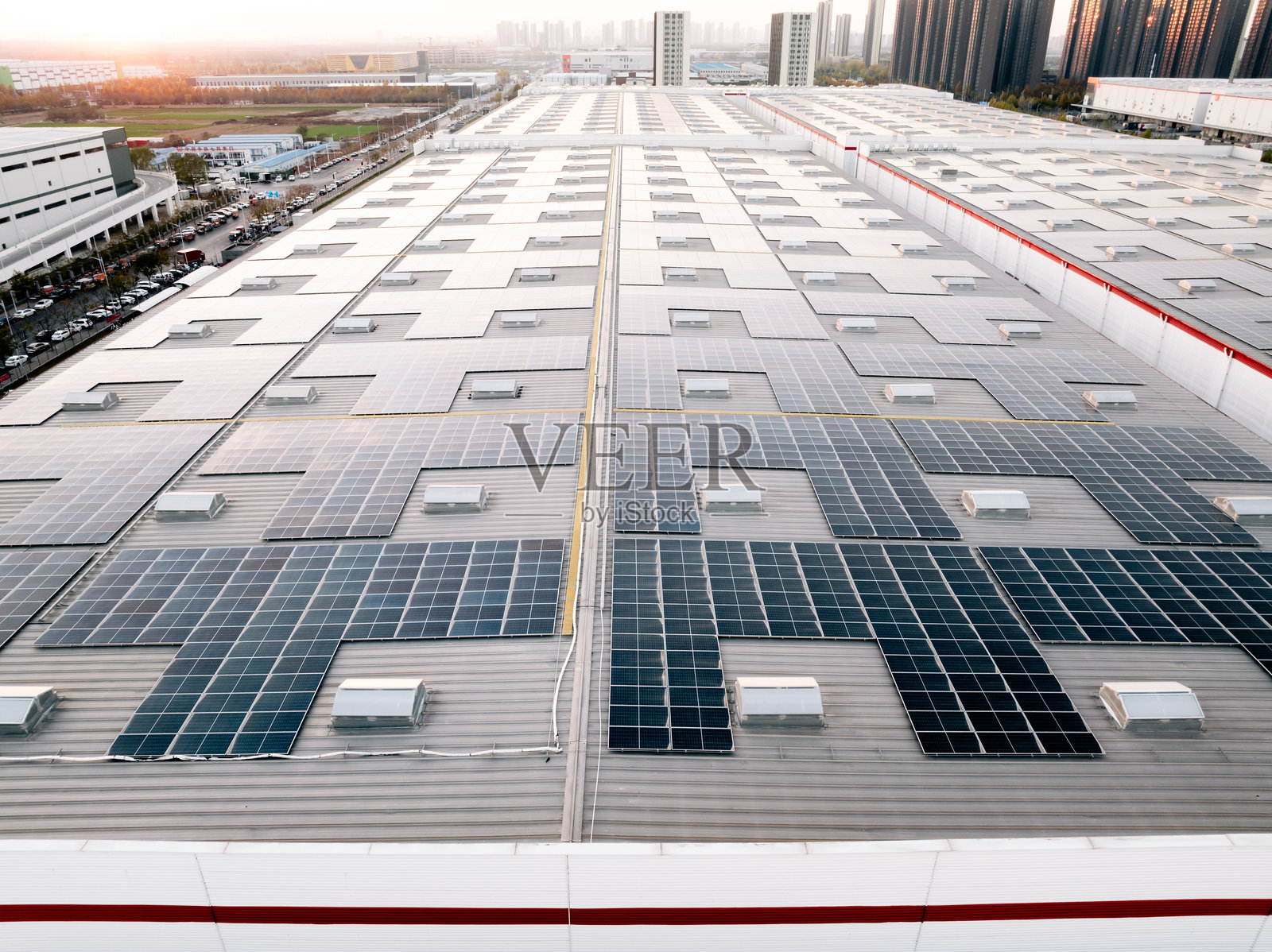 工厂的鸟瞰图，屋顶装有太阳能电池板照片摄影图片