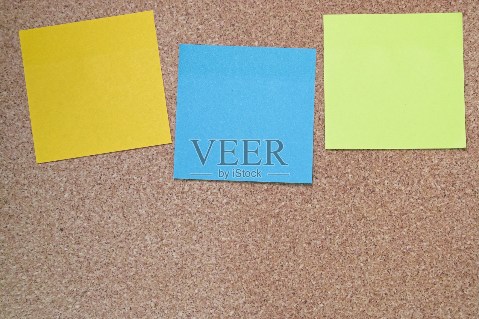 空白便条在软木板上照片摄影图片