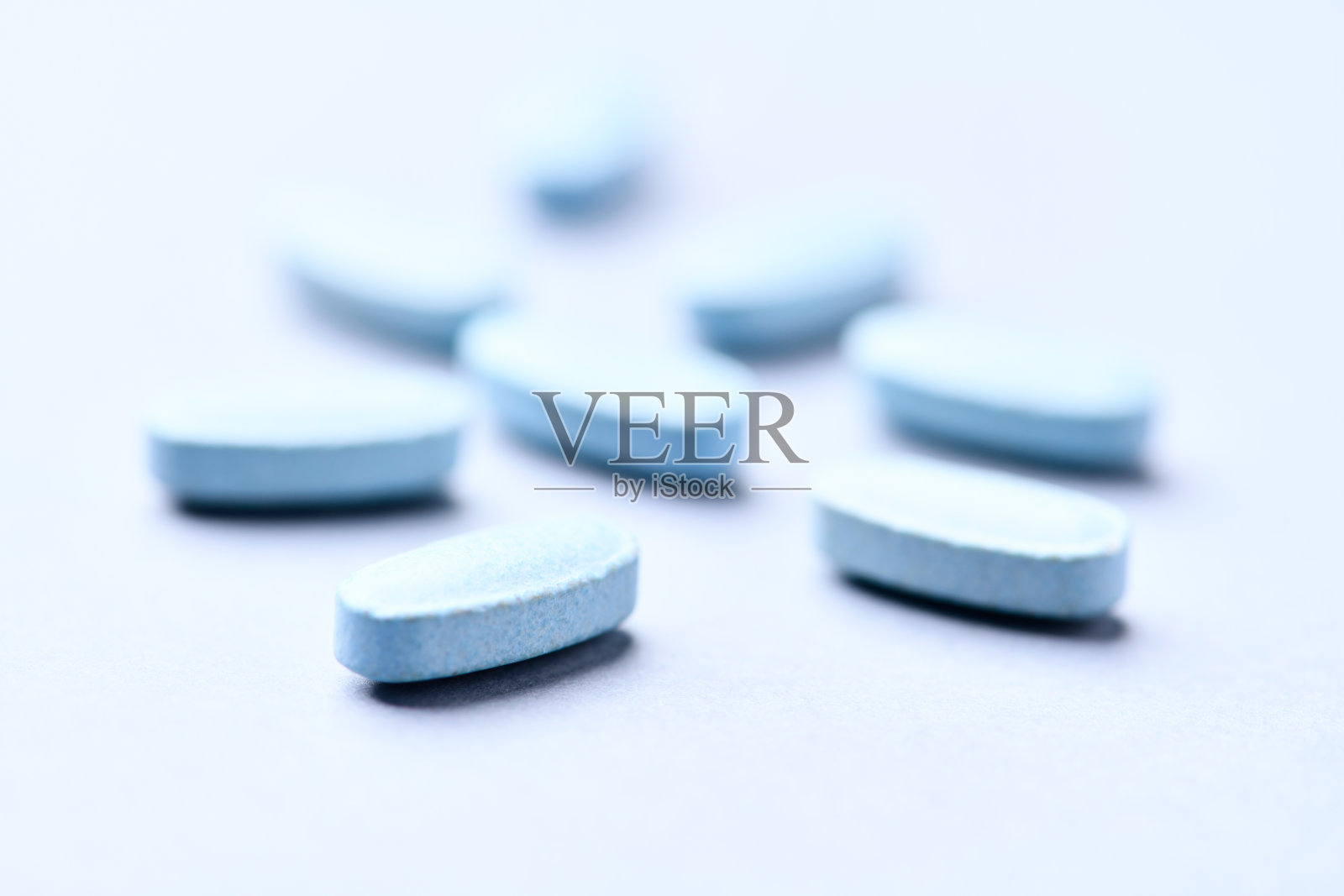 明亮纸张背景上的多种维生素片。特写。留白空间。照片摄影图片