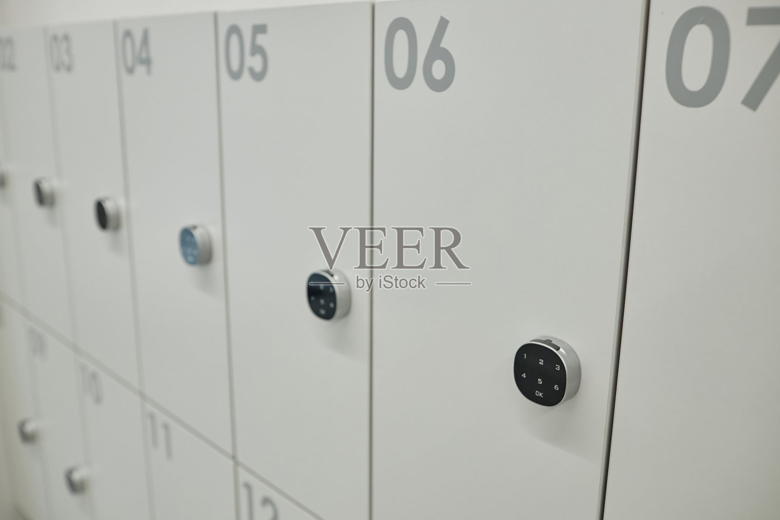 带有电子键盘的个人储物柜排，确保物品安全照片摄影图片