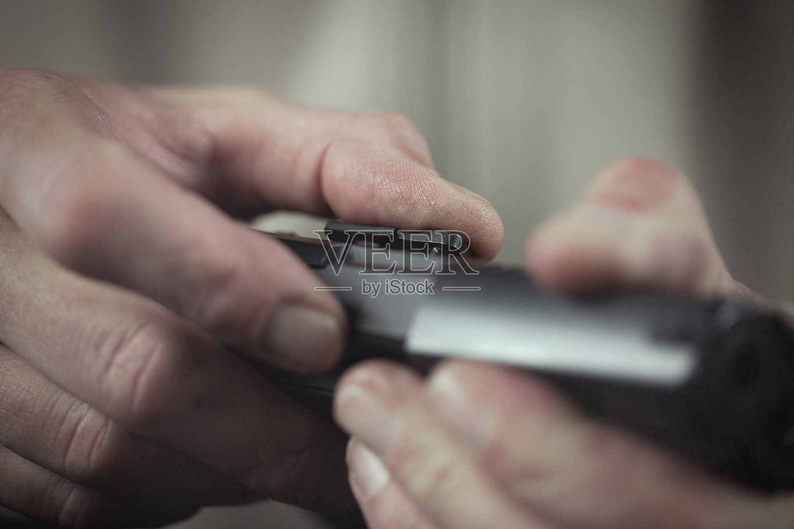 检查、组装和拆卸9毫米紧凑型手枪照片摄影图片