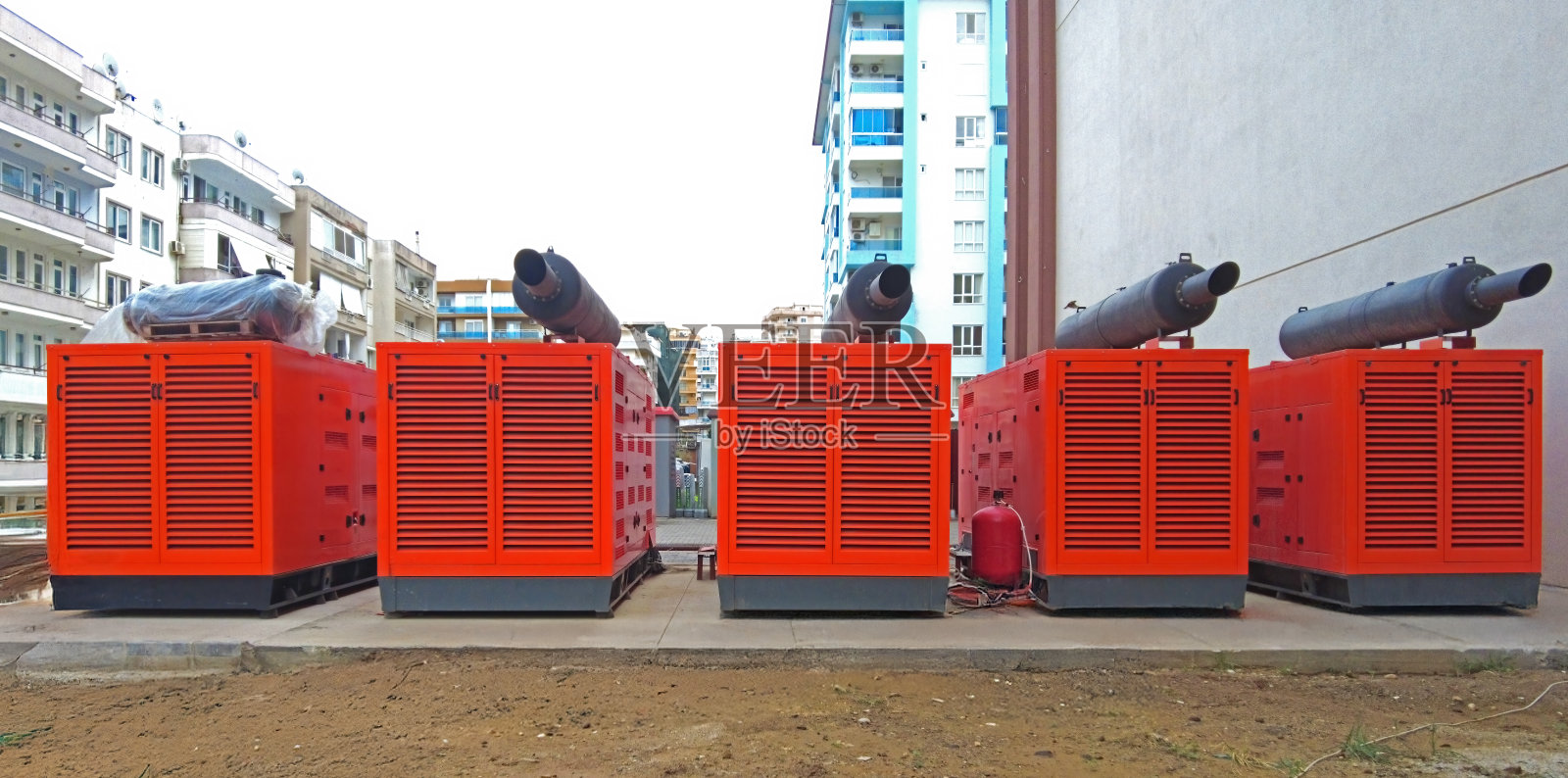 可靠的发电厂，紧急情况下使用的发电机，提供备用电力。照片摄影图片