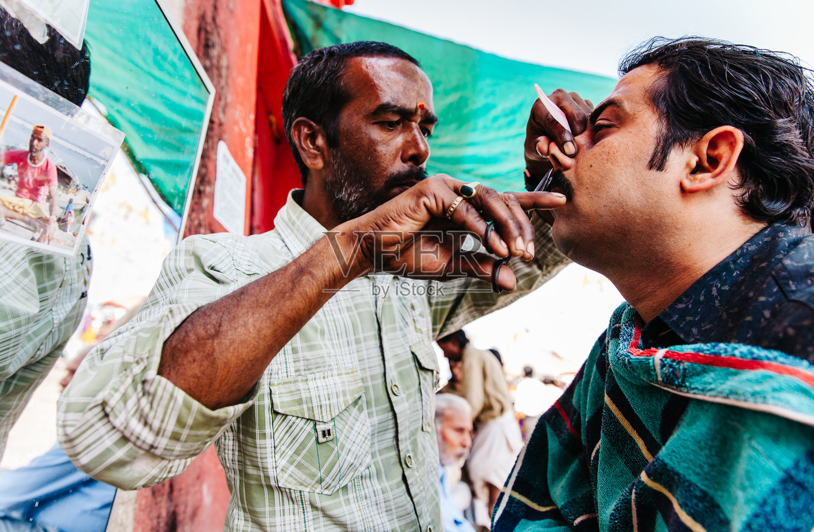 印度:瓦拉纳西街头理发师照片摄影图片