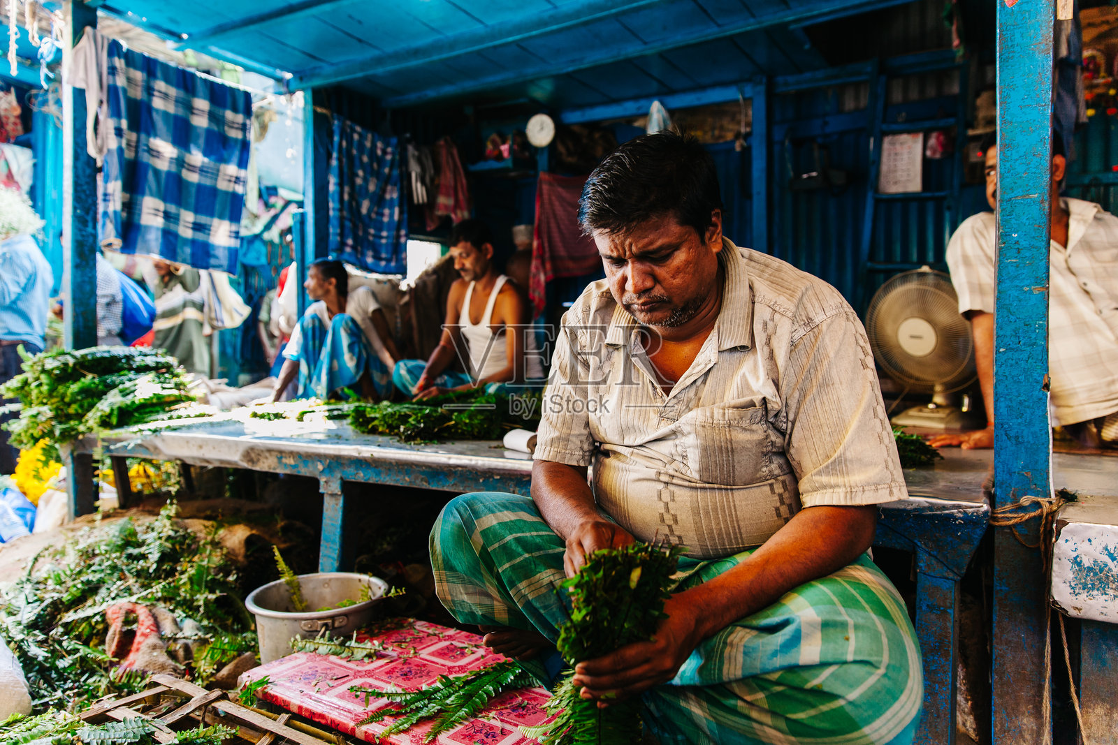 印度：加尔各答马利克花市的工人照片摄影图片