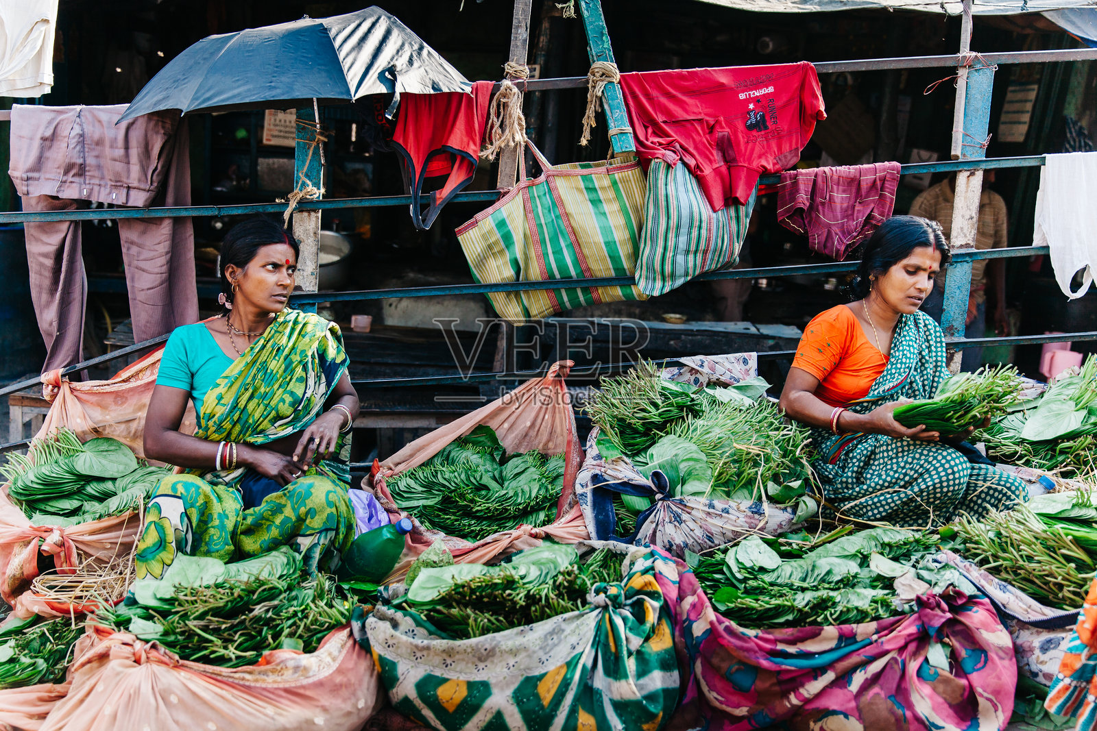 印度：加尔各答马利克盖特花卉市场的工人照片摄影图片