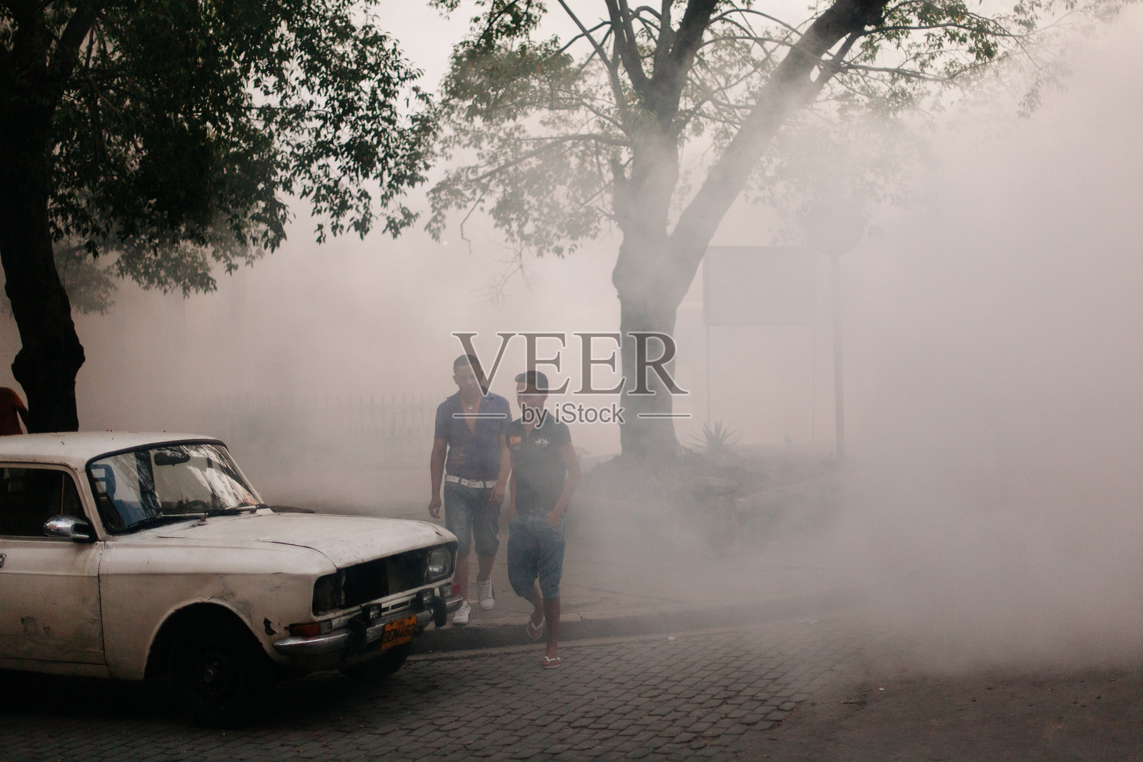 古巴:哈瓦那的男人们在烟雾中照片摄影图片