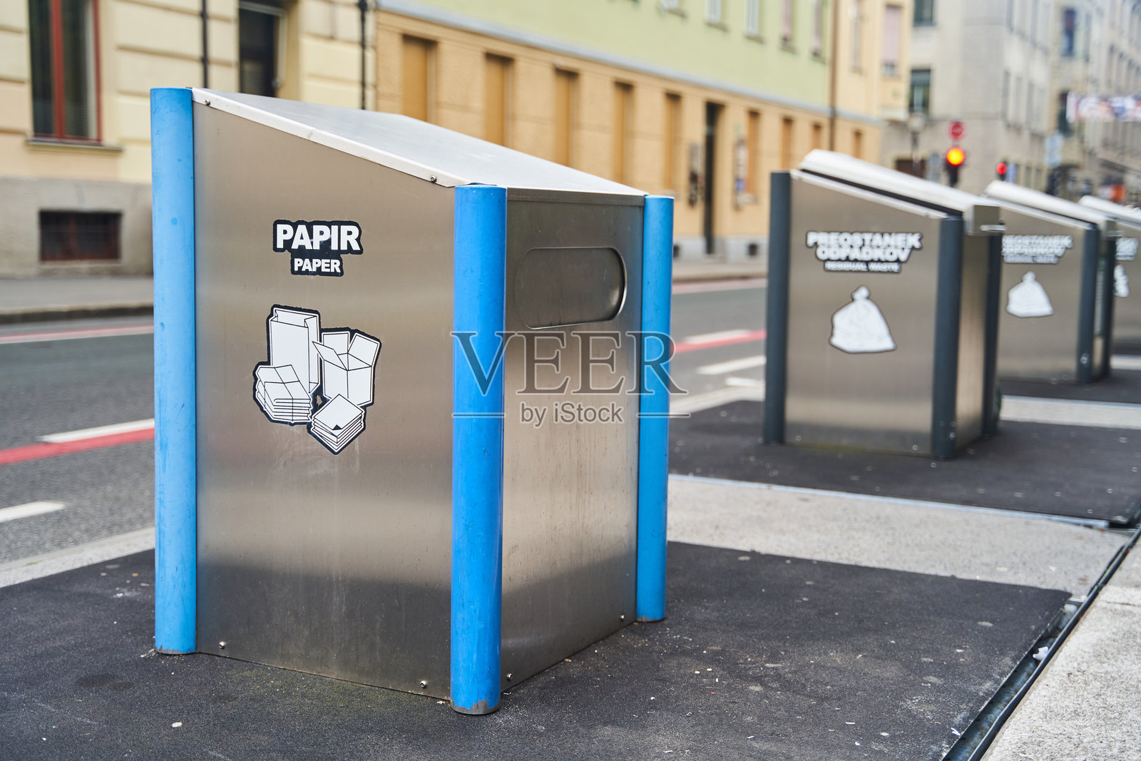 卢布尔雅那街道上的分类垃圾收集容器照片摄影图片