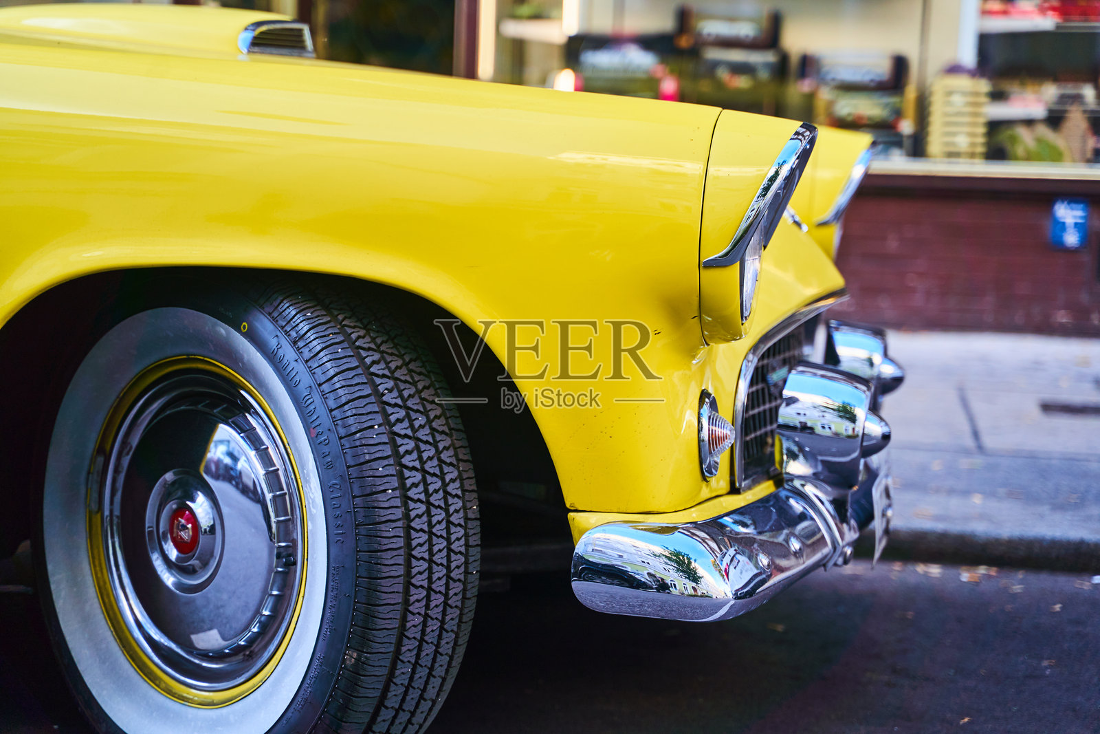 蓝色滑板车停在路边，具有汽车设计的机动车辆照片摄影图片