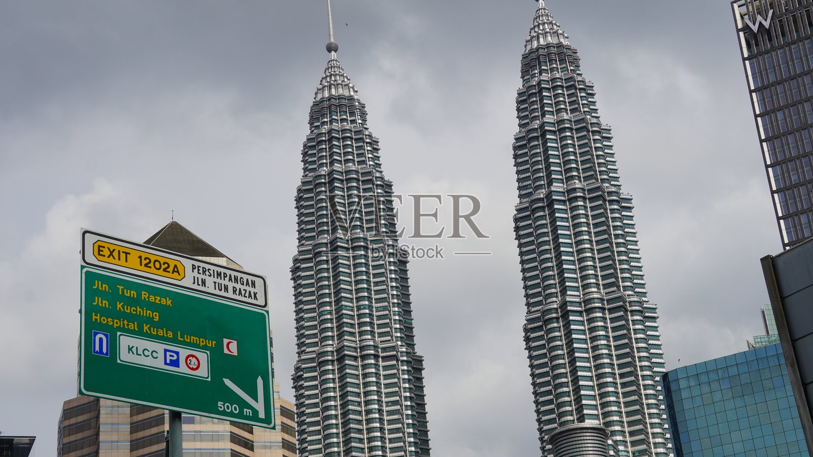 双子塔高耸入云照片摄影图片