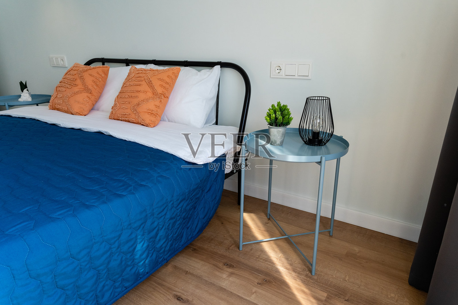 体验温馨的现代卧室，装饰优雅，配以时尚的点缀，提升您的空间。照片摄影图片