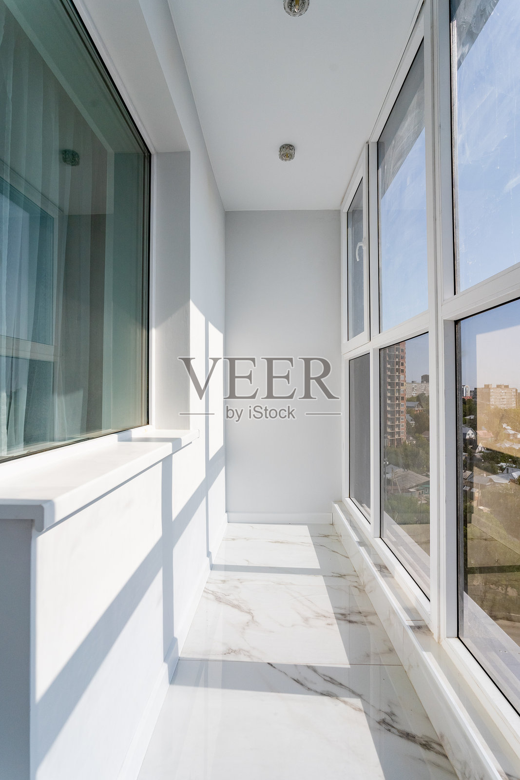 想象一个迷人的阳台，优雅的窗户让充足的自然光线洒入，铺设在华丽的大理石地板上，营造出一个宁静的避风港，让人从日常的忙碌中彻底放松。照片摄影图片