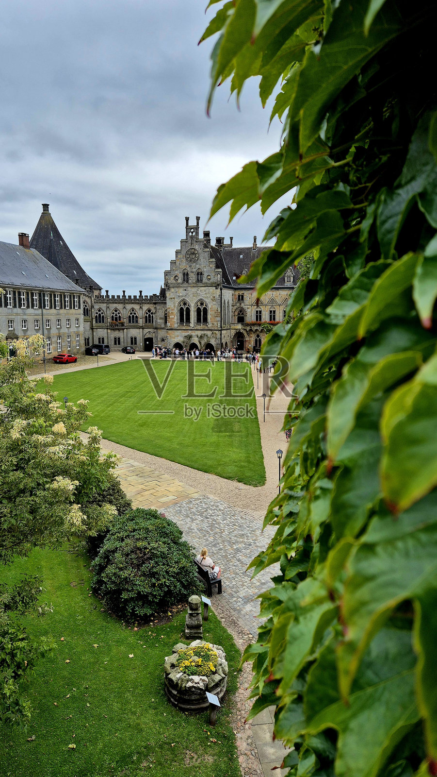 一座美丽的历史建筑与绿草如茵的草坪。照片摄影图片