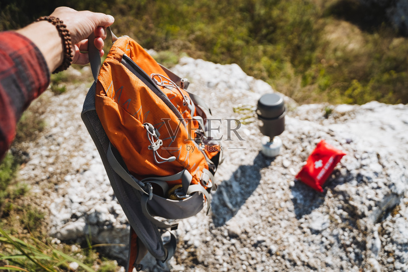 下一次探险的必备装备：在大自然中徒步旅行和探索岩石突起的重要装备和物资照片摄影图片