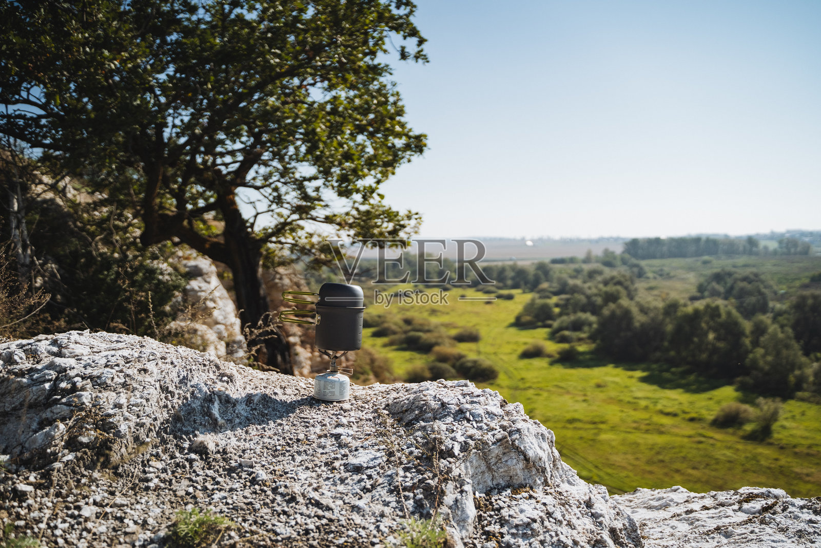 一个令人惊叹的观景点，俯瞰着郁郁葱葱的山谷，远处可见壮丽的岩石突起。照片摄影图片