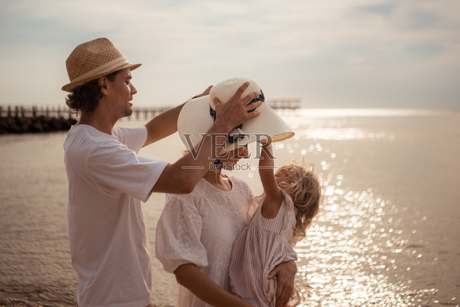 一家人在海滩上放松照片摄影图片