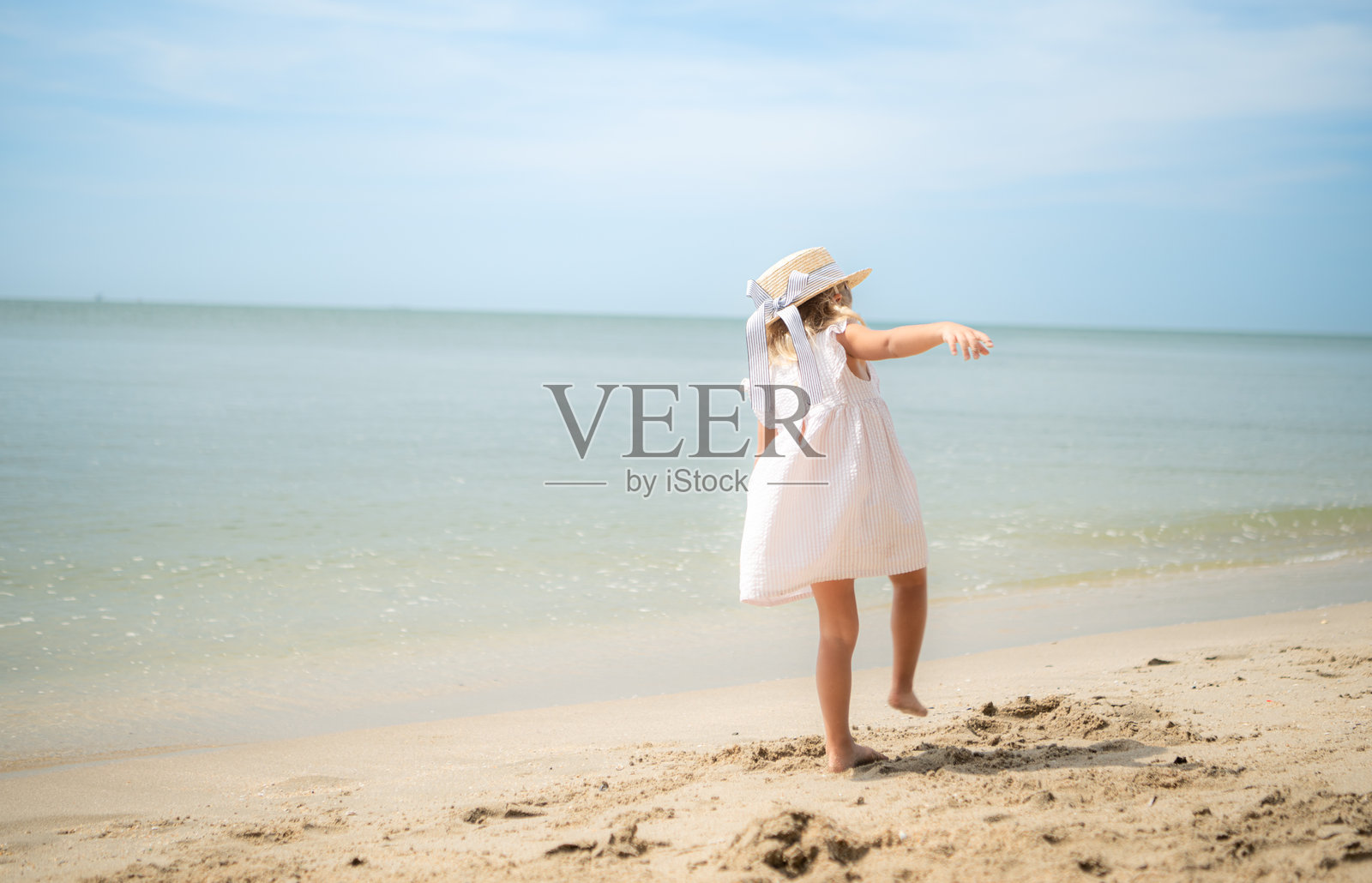 孩子们在海滩上玩耍和放松照片摄影图片