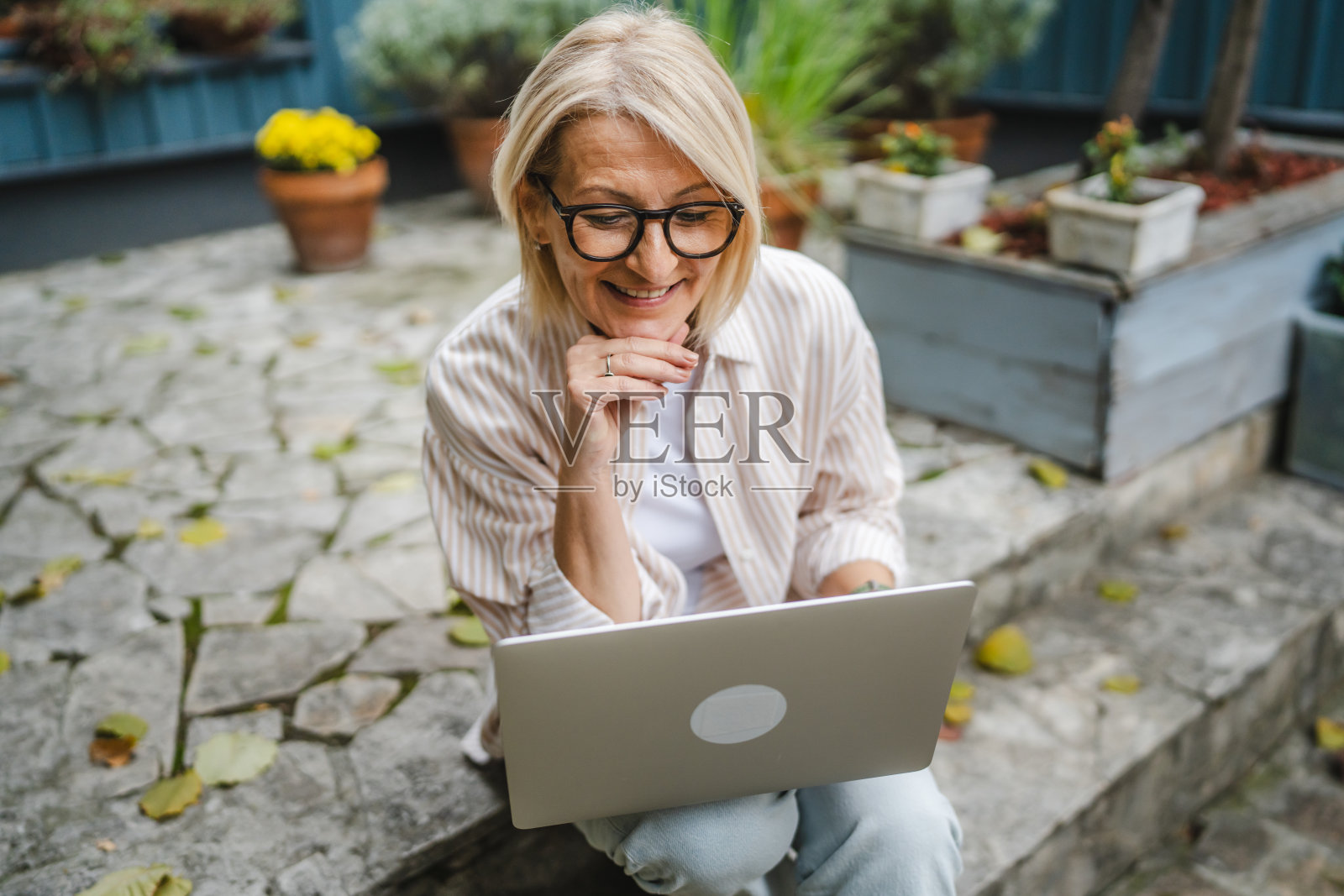 女老板坐在餐厅前面，使用笔记本电脑工作照片摄影图片