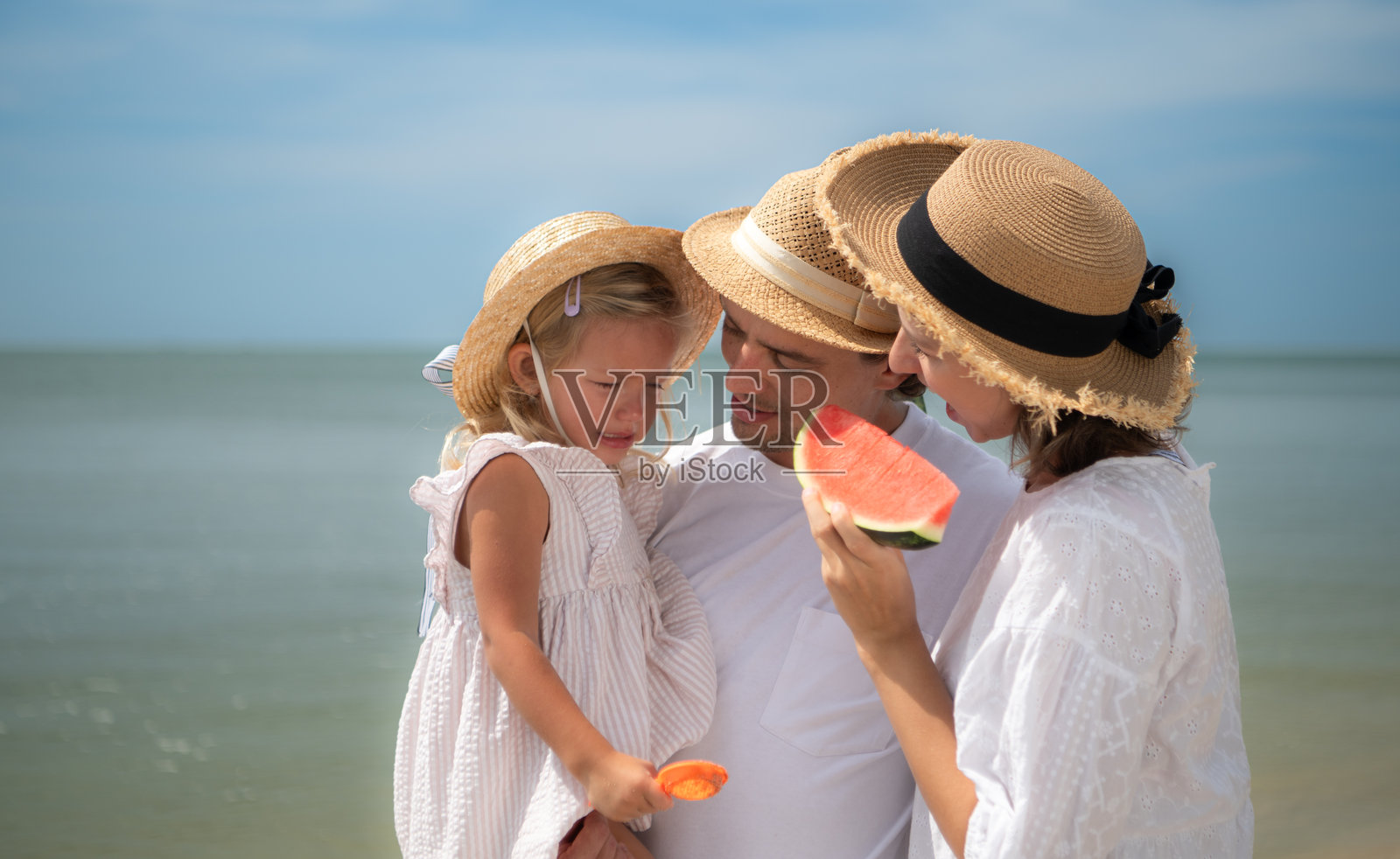 一家人在海滩上放松照片摄影图片