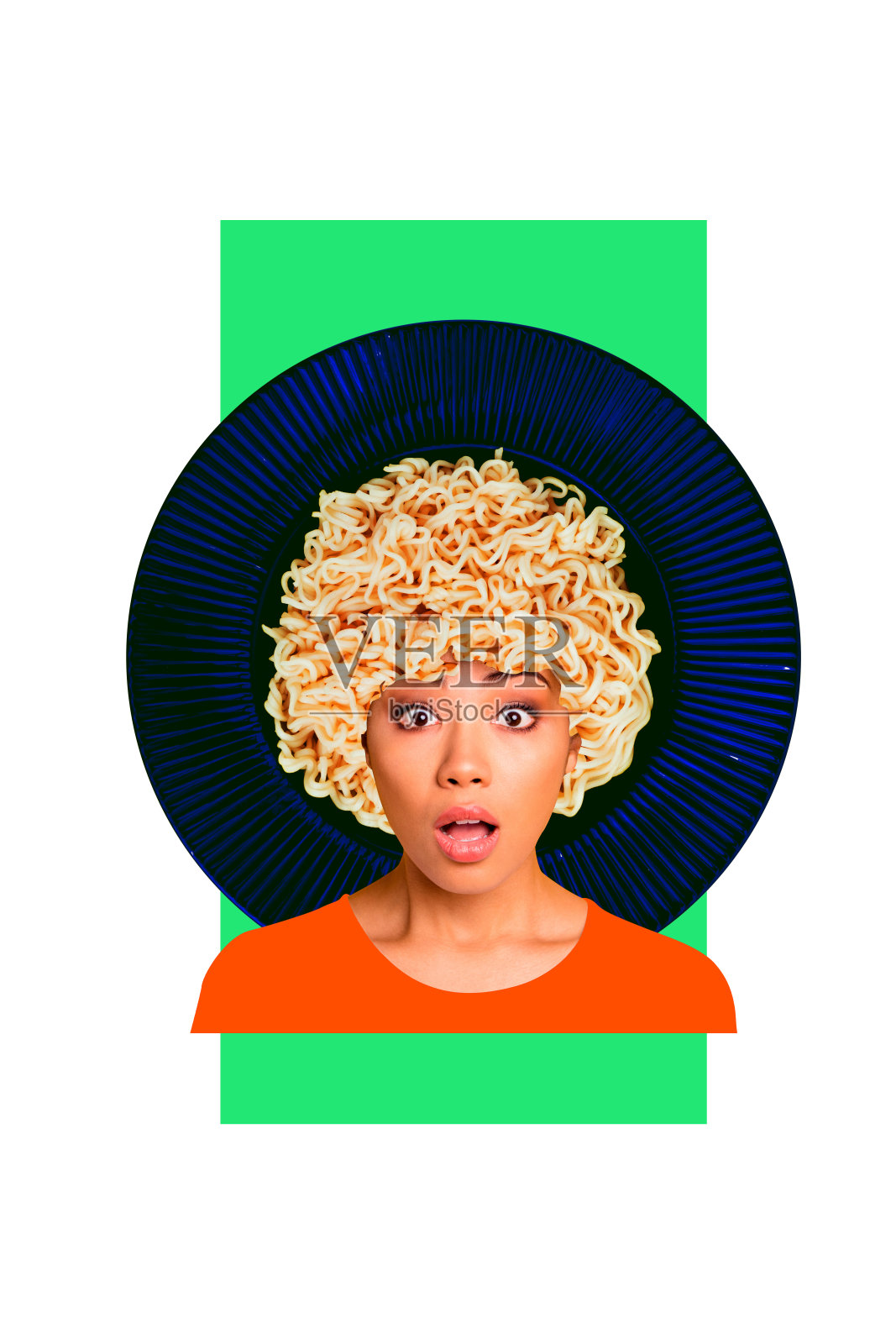 模板草图趋势艺术作品 3D 照片拼贴年轻女性的惊讶面孔，凝视着厨房里的意大利面菜肴。照片摄影图片