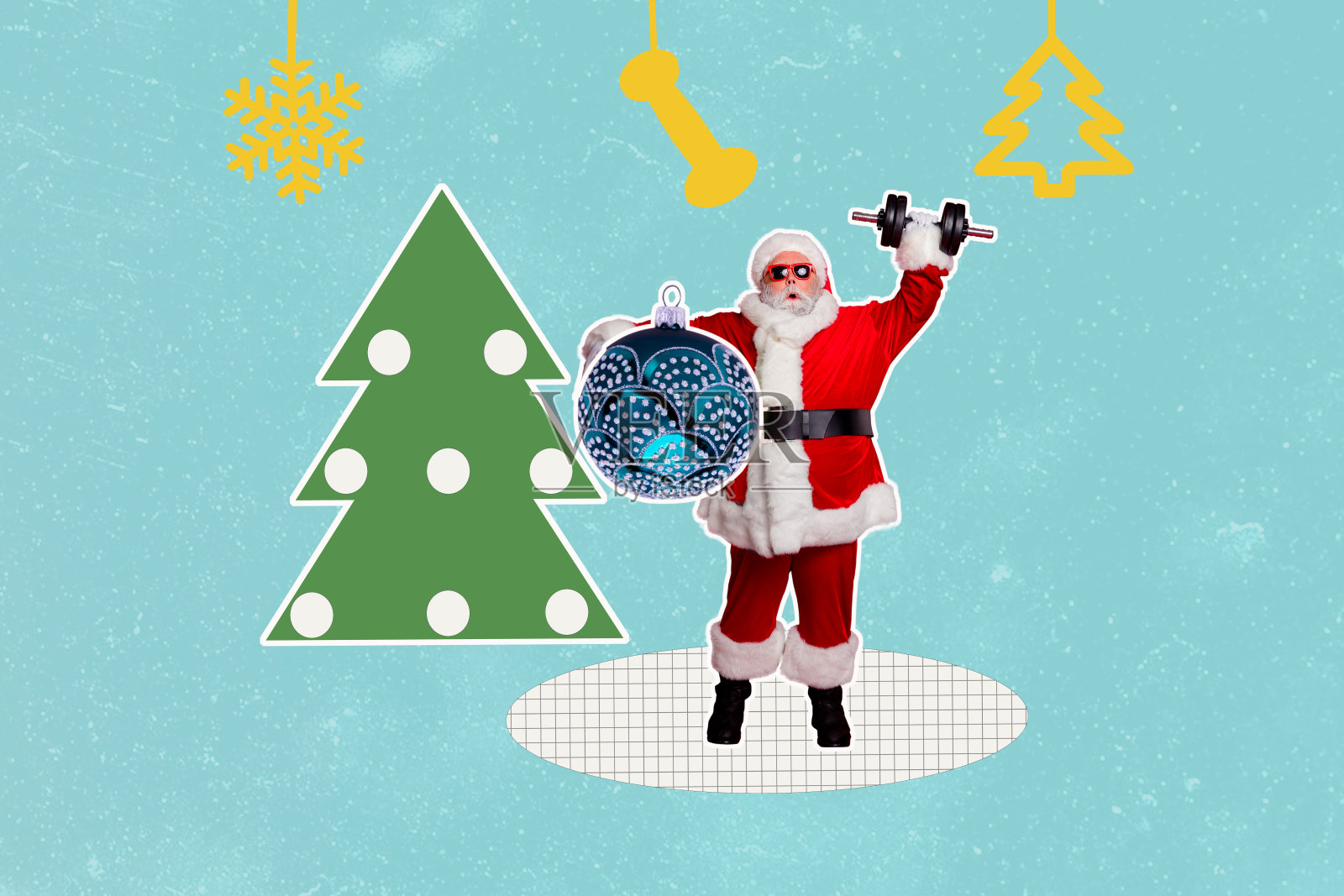 强壮的老年圣诞老人手持哑铃，背景是新年树、礼物、雪花和装饰球的创意3D拼贴图。照片摄影图片