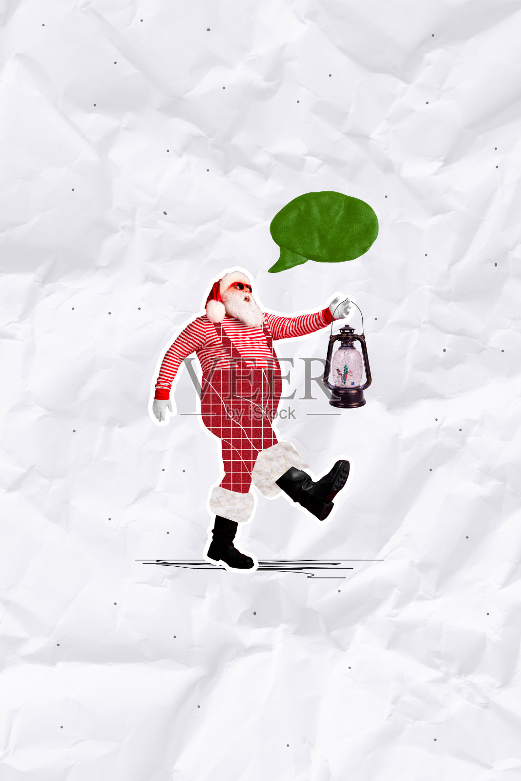 垂直拼贴画，祖父圣诞老人手持煤气灯，走路时有对话气泡，背景为创意纸皱纹效果。照片摄影图片