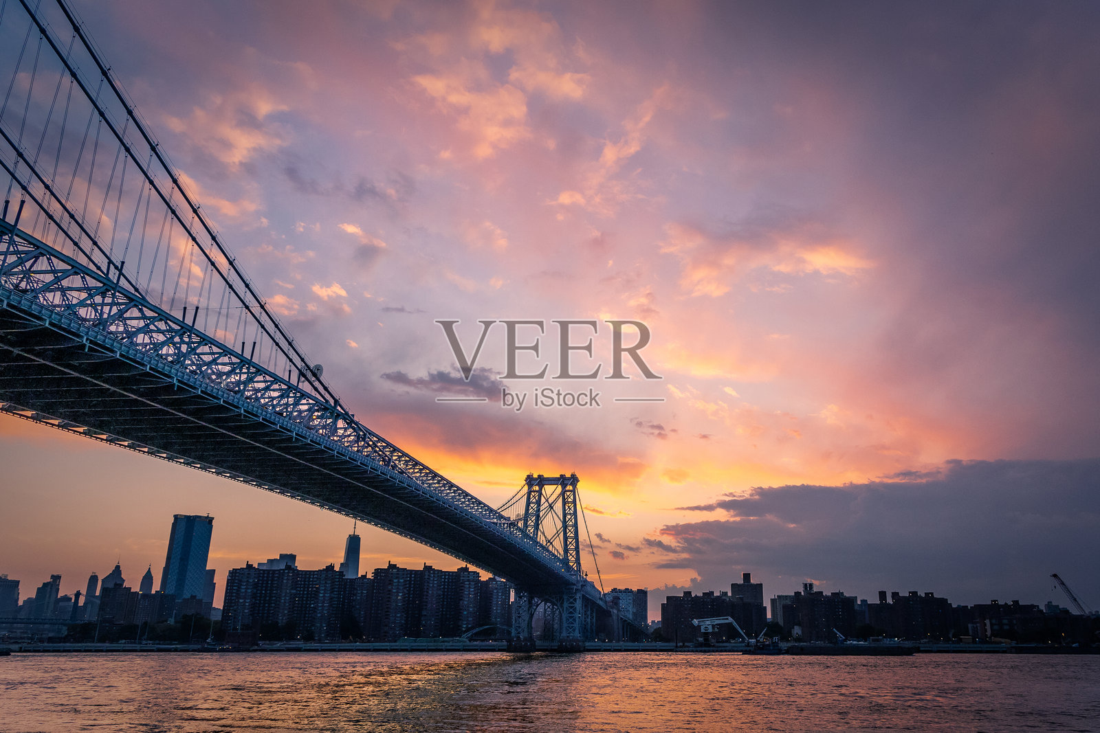 美丽的日落天空映衬着从布鲁克林威廉斯堡海滨俯瞰曼哈顿的景色照片摄影图片