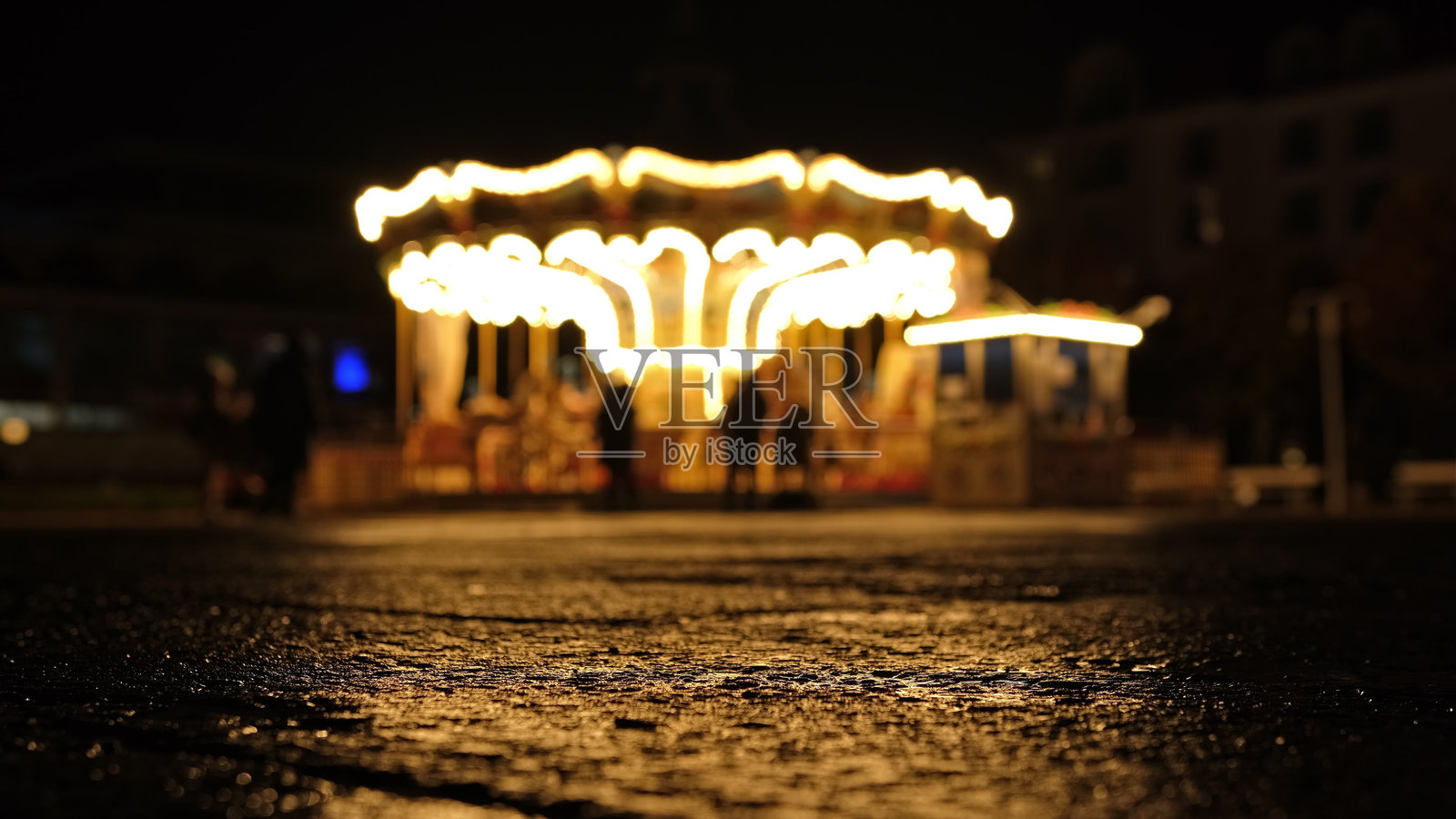 复古游乐园旋转木马在夜间旋转照片摄影图片