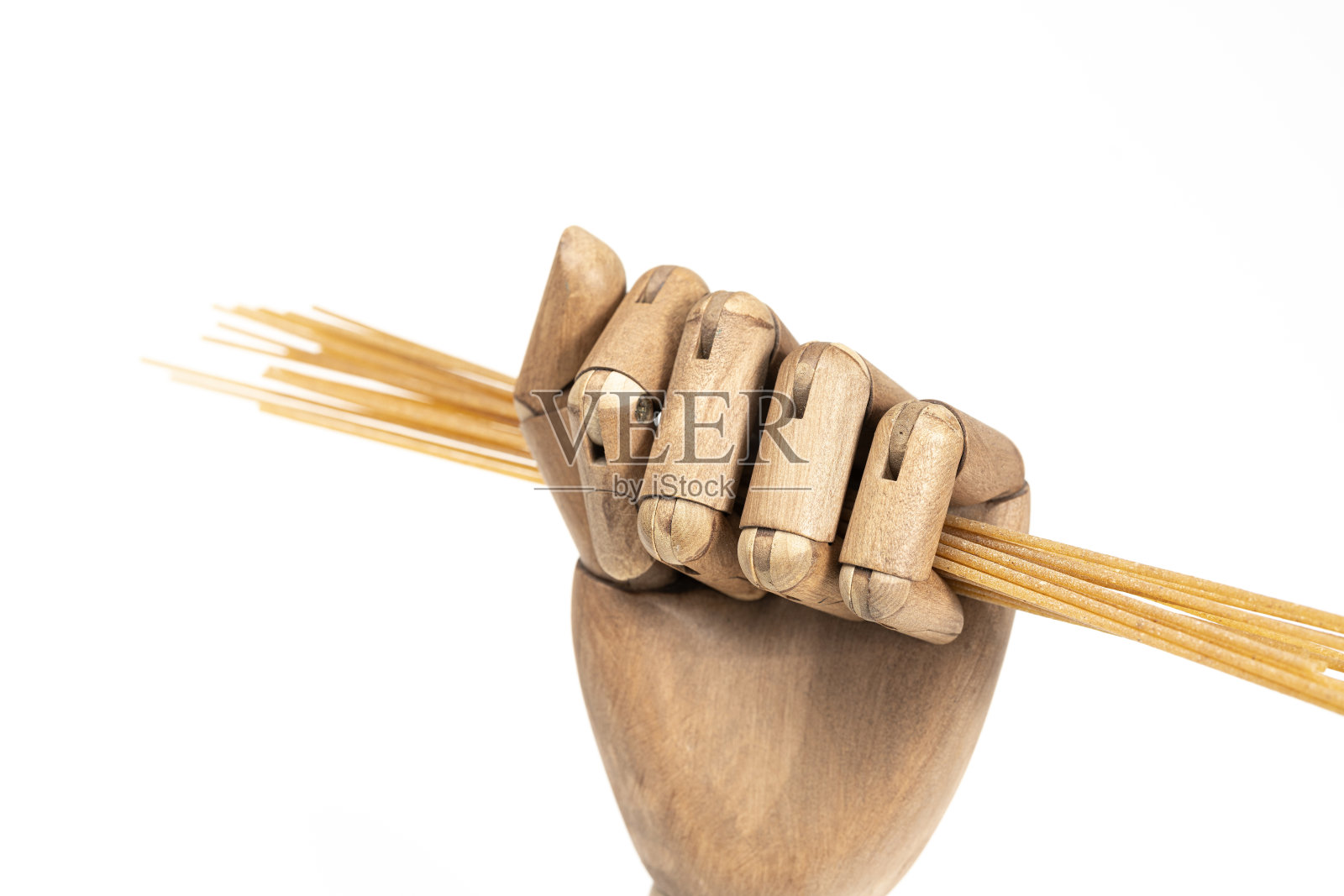 手中握着全麦意大利面照片摄影图片