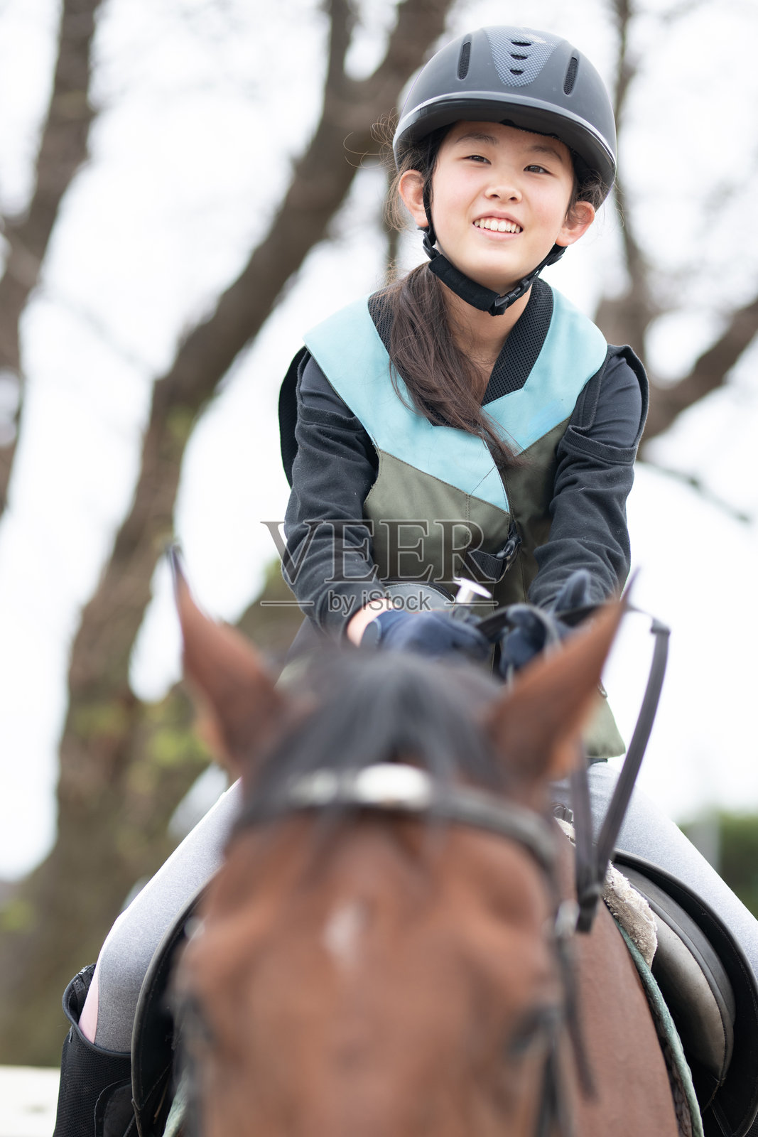 女孩享受骑马的乐趣照片摄影图片