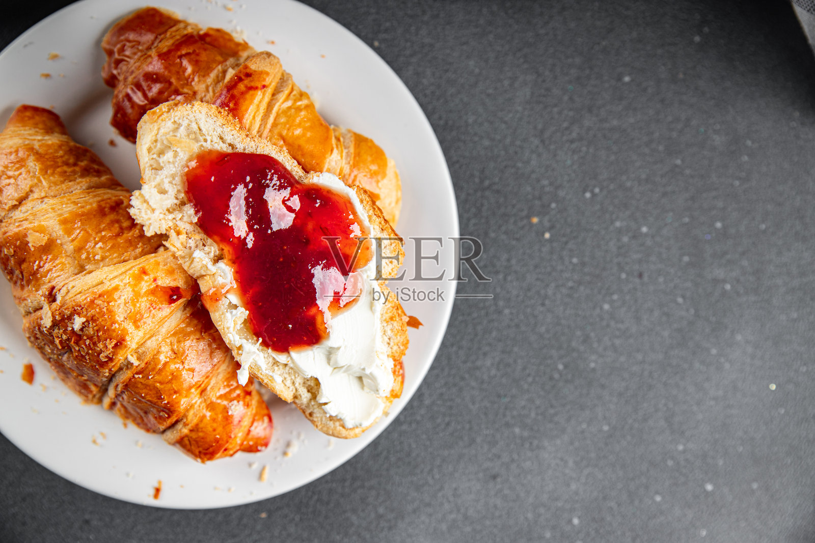 法式吐司配果酱的可颂，新鲜美味的菜肴，美味的美食背景，桌上的乡村风格食物俯视图，留白空间。照片摄影图片
