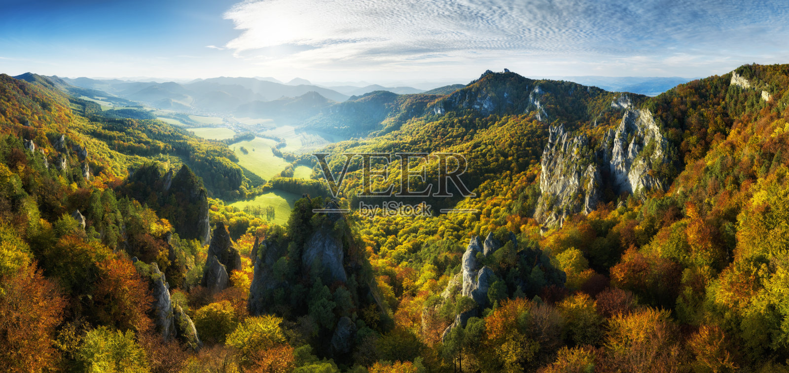 秋天日落时分的多彩森林。山中树林的俯视图。美丽的秋季景观，红色和橙色的树叶。斯洛伐克 - 苏洛夫照片摄影图片