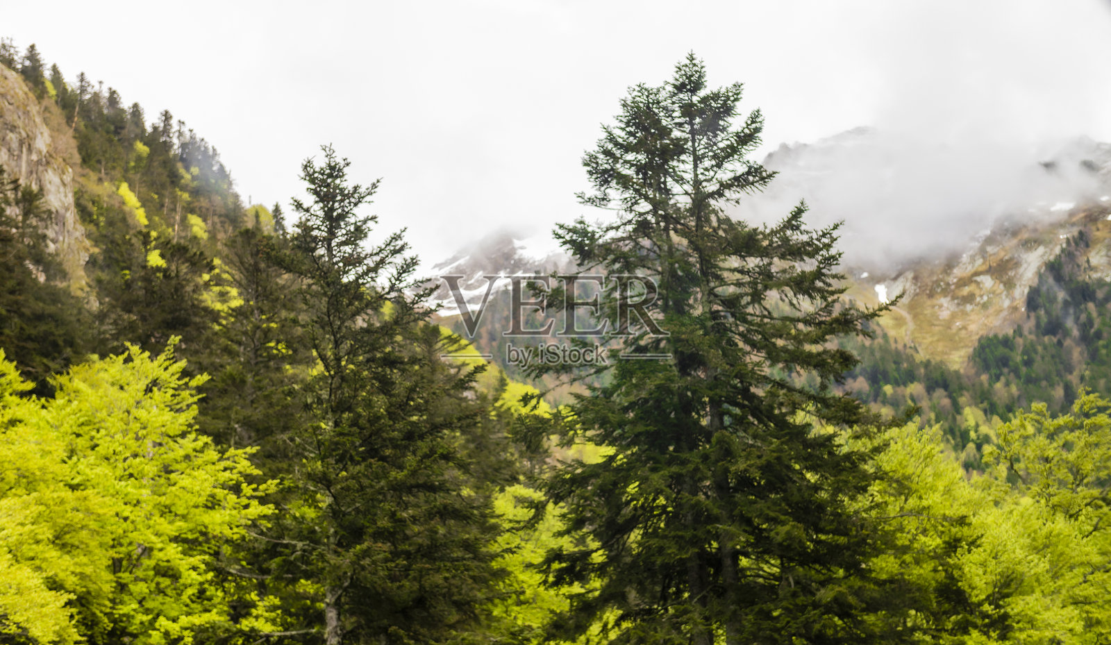 十一月初穿越比利牛斯山脉的波尔塔莱特口岸照片摄影图片