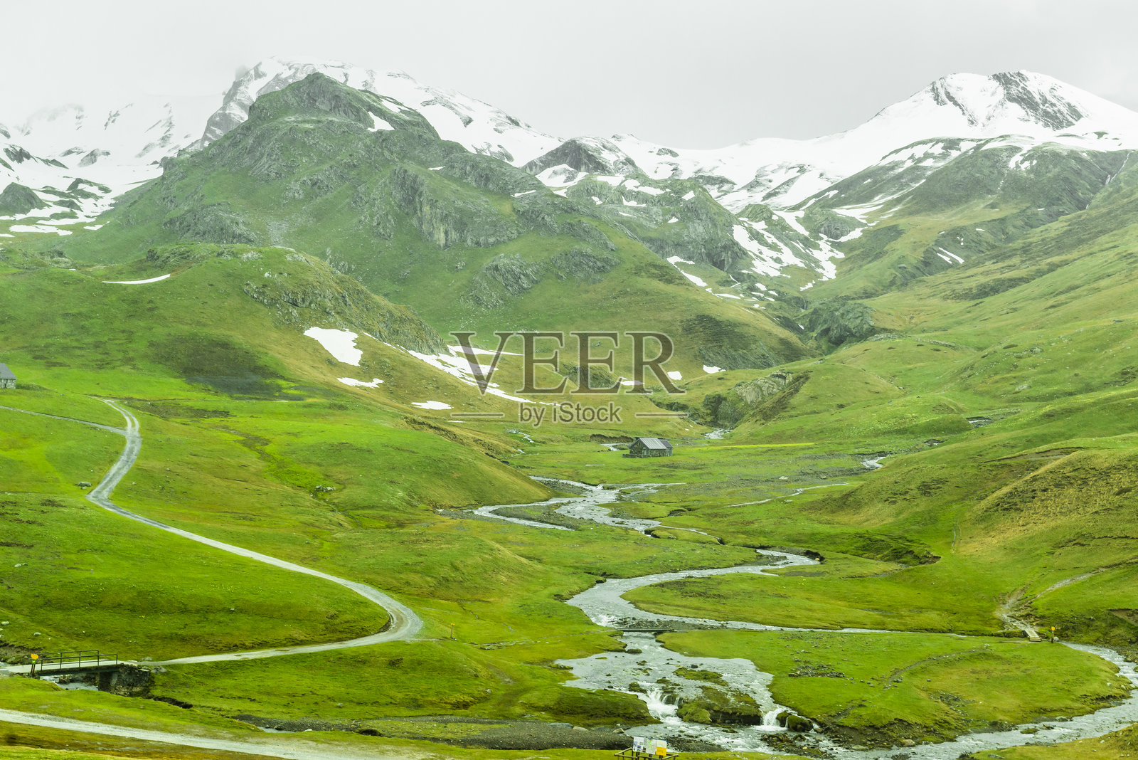十一月初穿越比利牛斯山脉的波尔塔莱特口岸照片摄影图片