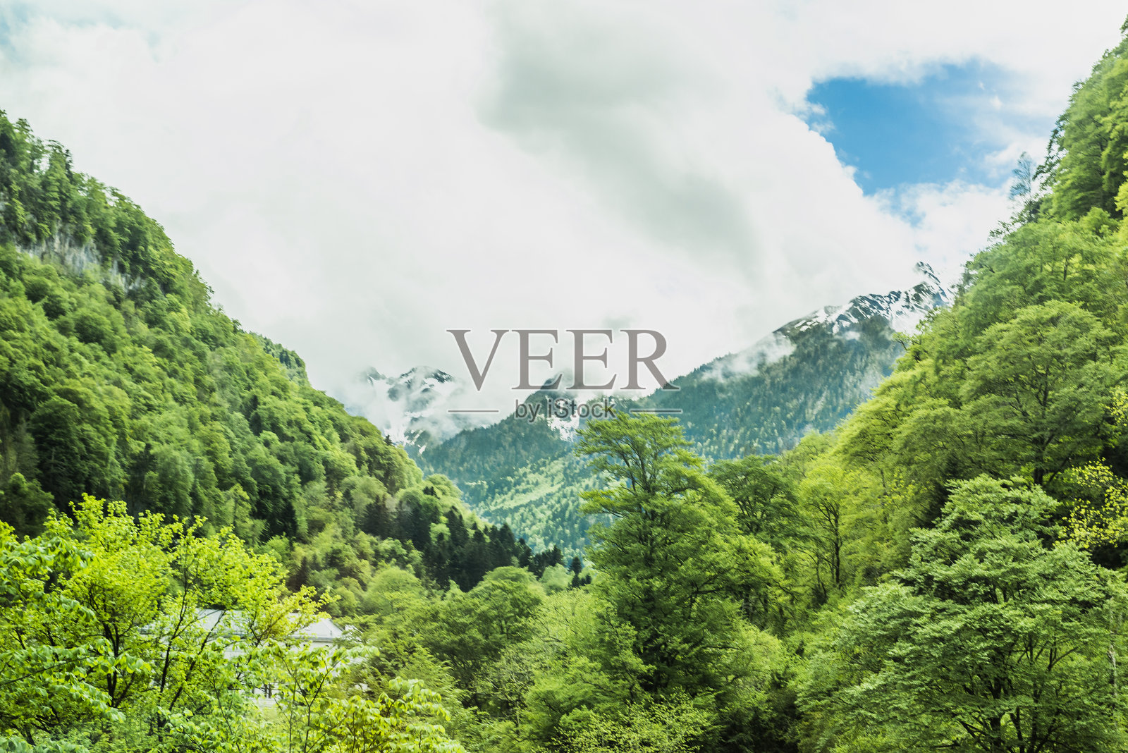 十一月初穿越比利牛斯山脉的波尔塔莱特口岸照片摄影图片