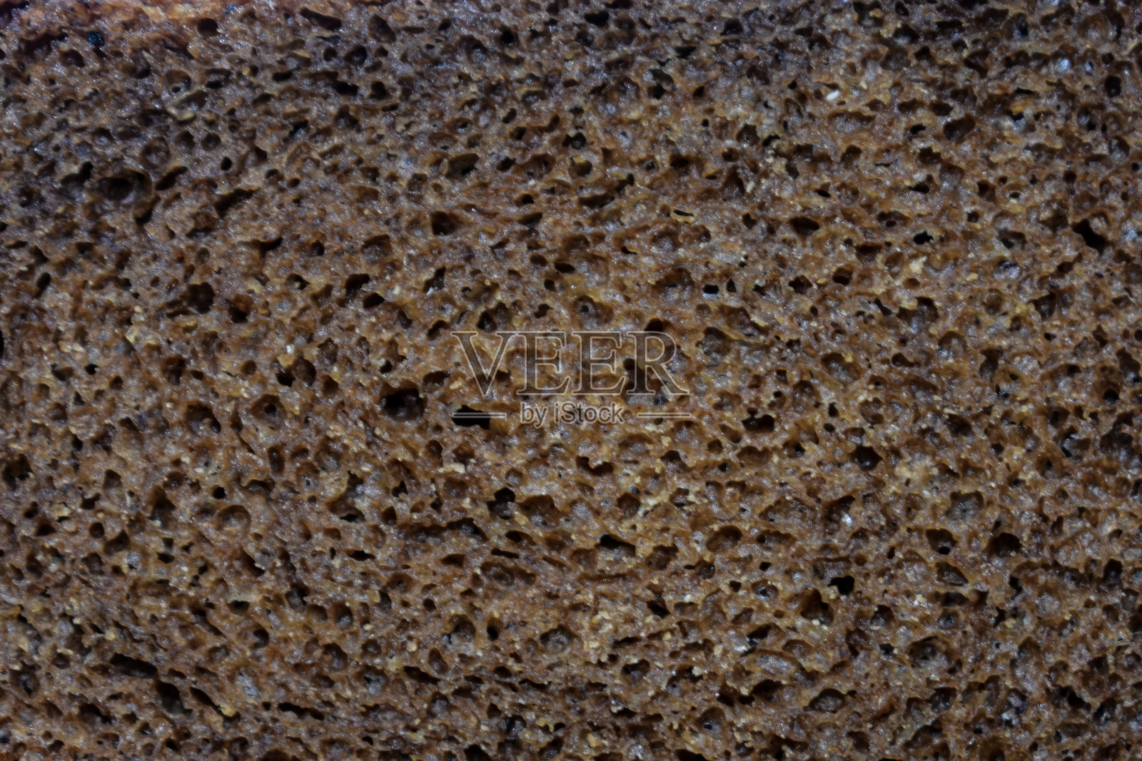 一块黑面包。黑面包特写。纹理或背景。照片摄影图片