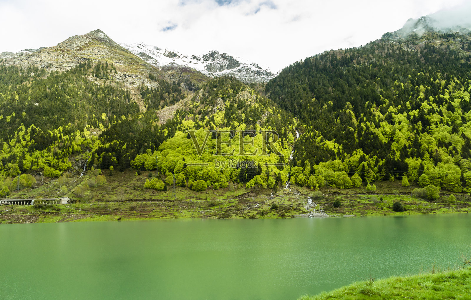 十一月初穿越比利牛斯山脉的波尔塔莱特口岸照片摄影图片