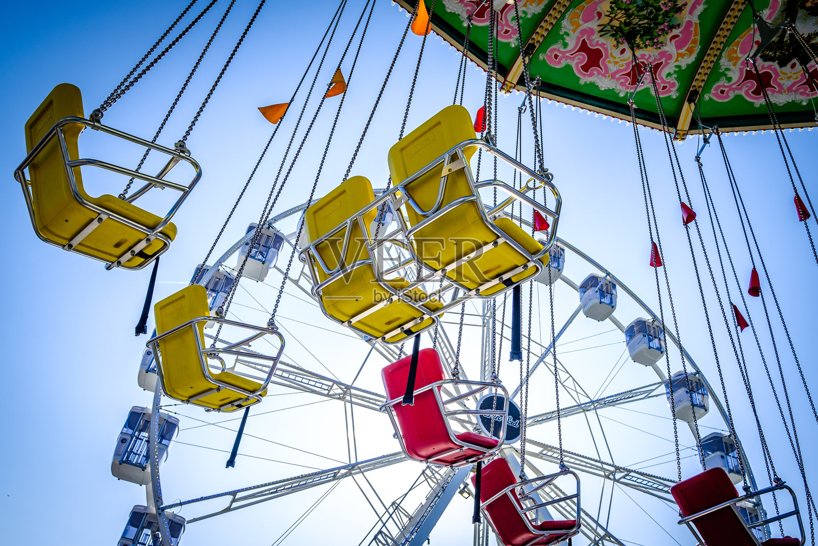 慕尼黑啤酒节上的链条旋转木马照片摄影图片