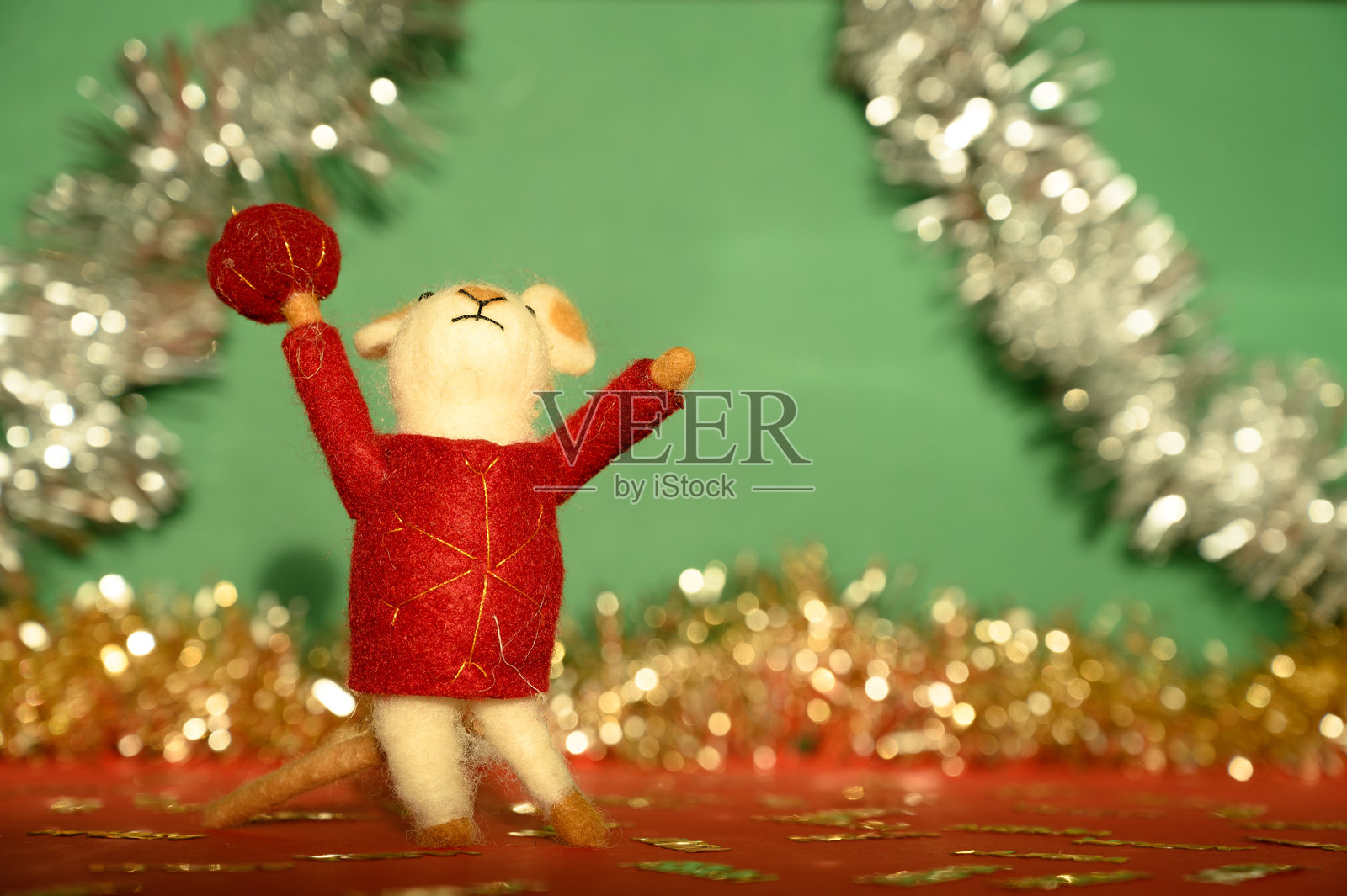 新年背景，包含圣诞老人、老鼠、摇滚圣诞老人以及新年和圣诞灯饰照片摄影图片