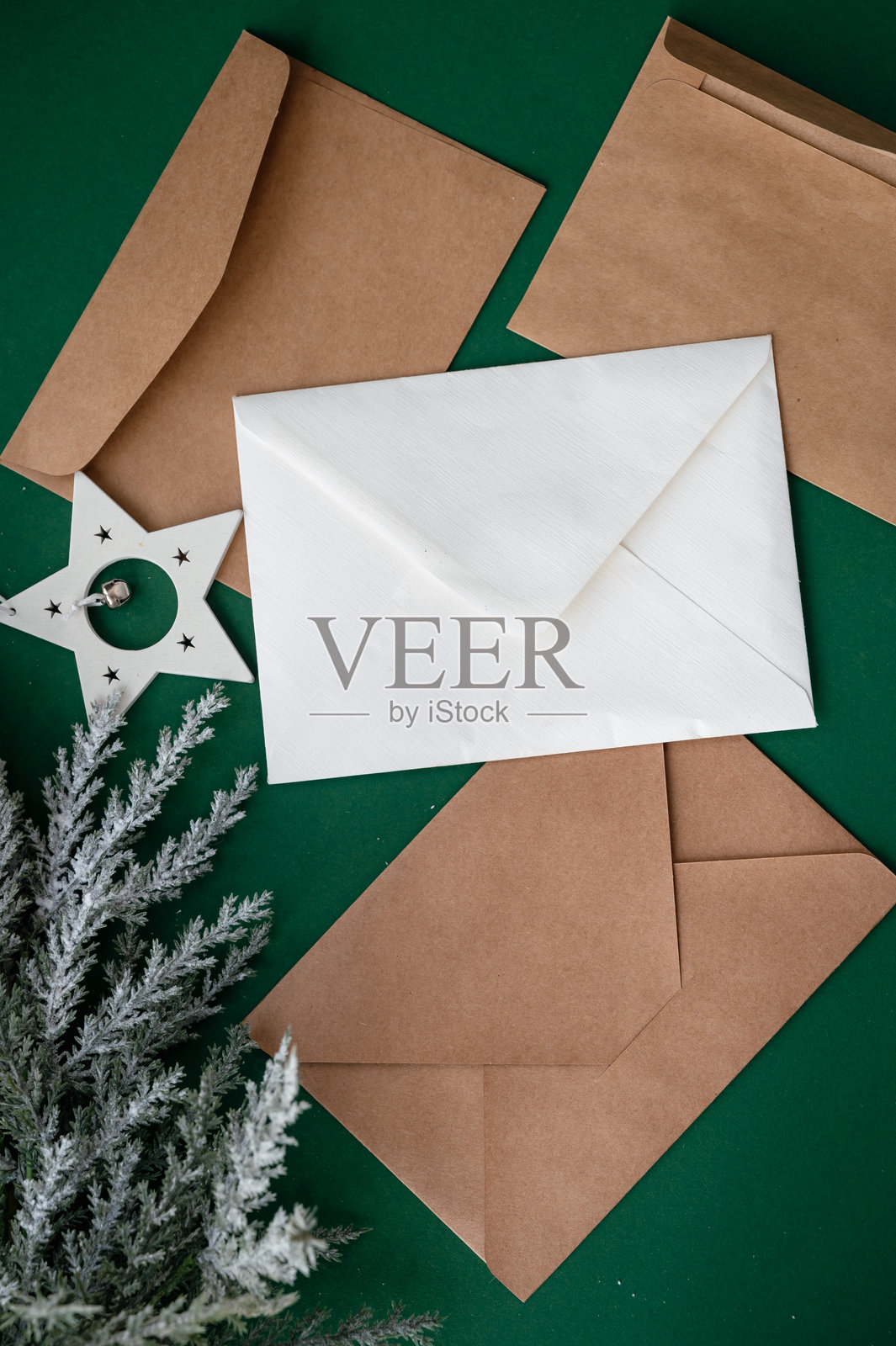 给圣诞老人的信。带有文本位置的信封。扁平设计。许多信封在绿色背景上。留白。新年贺卡模板。照片摄影图片