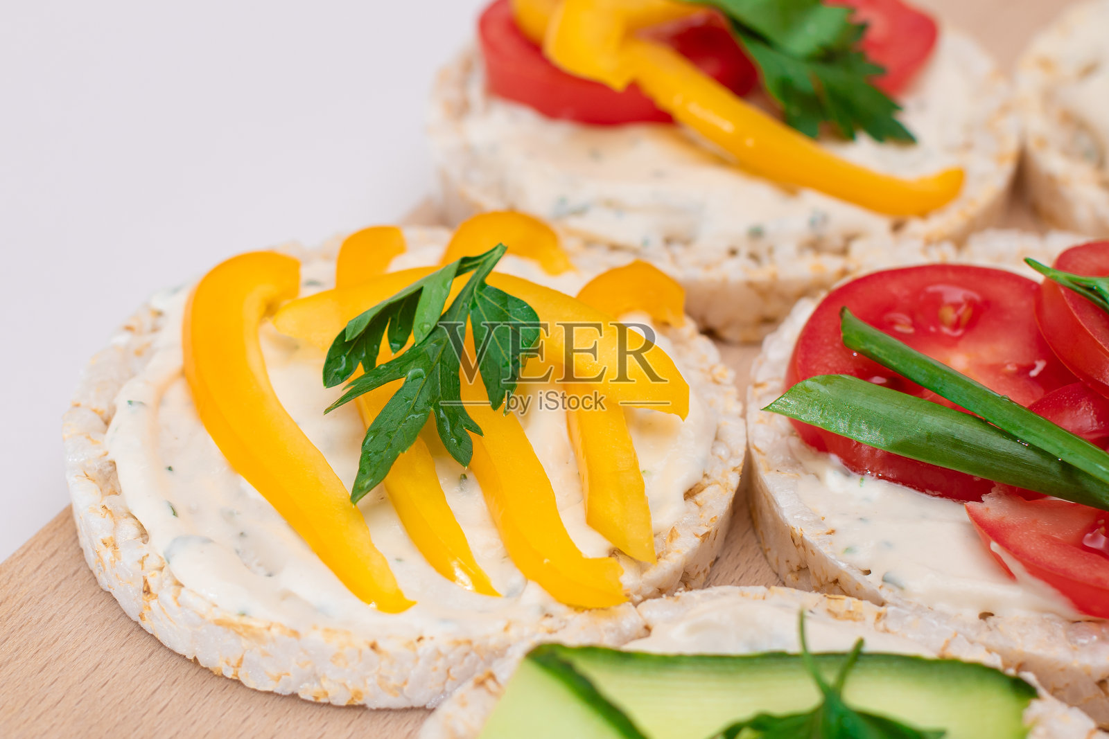 素食米饼三明治，配新鲜番茄、黄椒和绿叶蔬菜照片摄影图片