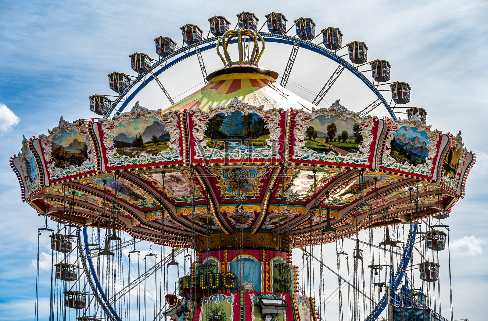 慕尼黑啤酒节上的链条旋转木马照片摄影图片