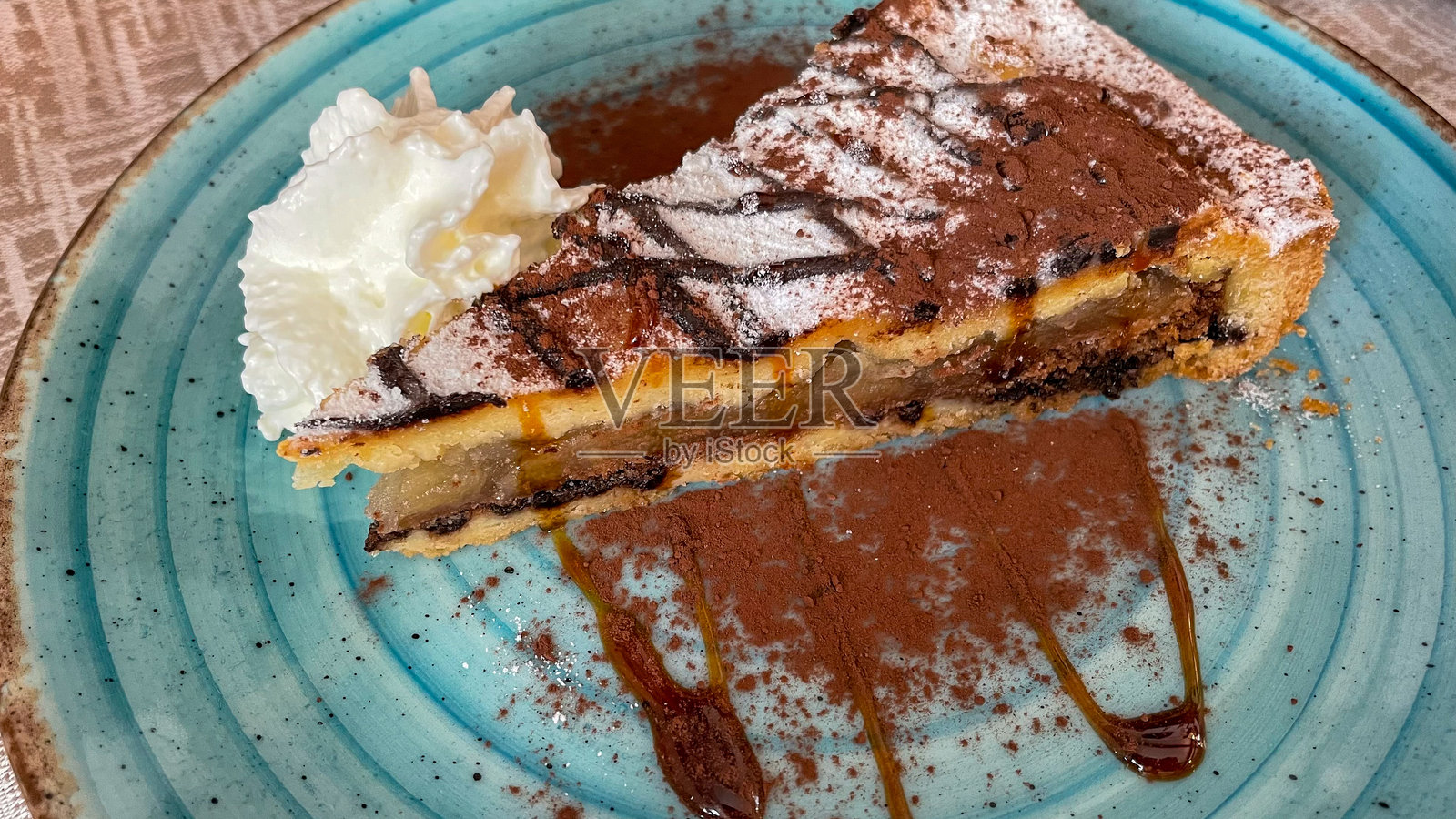 巧克力梨蛋糕照片摄影图片