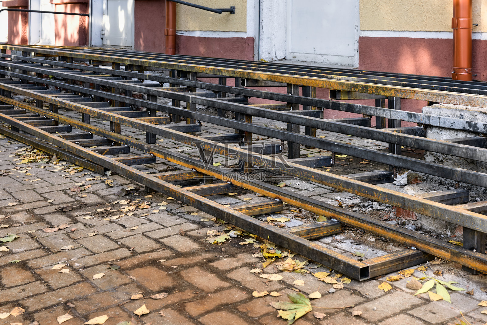 建筑物的台阶基础管道。照片摄影图片