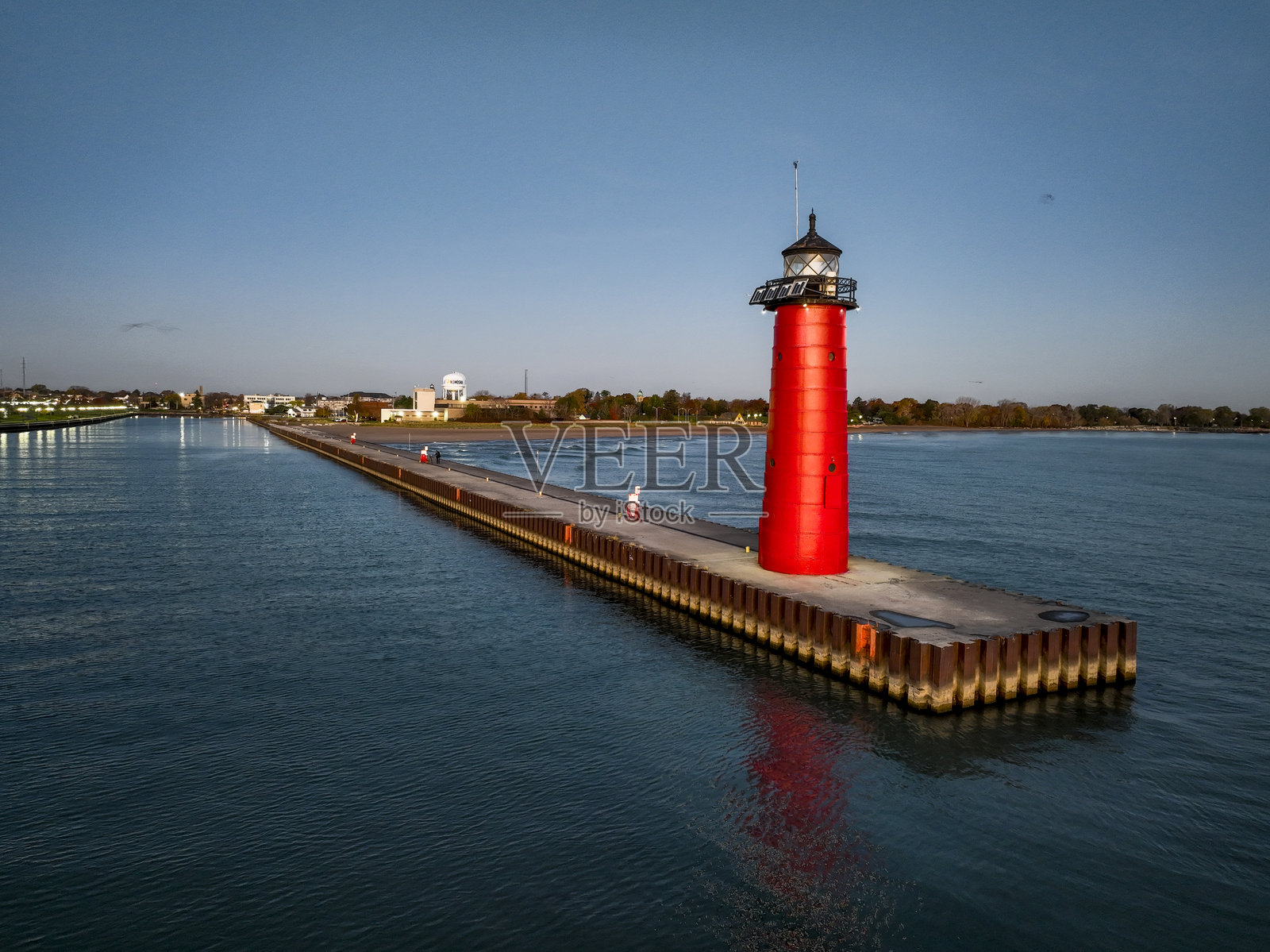 基诺沙码头灯塔在日出时分照片摄影图片