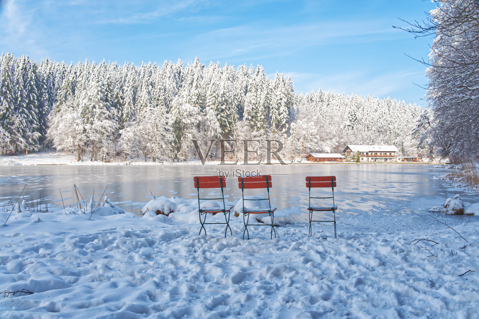湖边被雪覆盖的椅子照片摄影图片