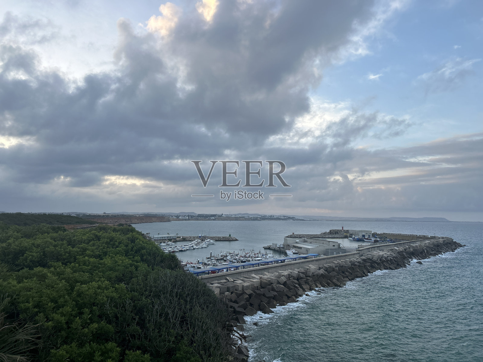 罗什的码头和渔港照片摄影图片